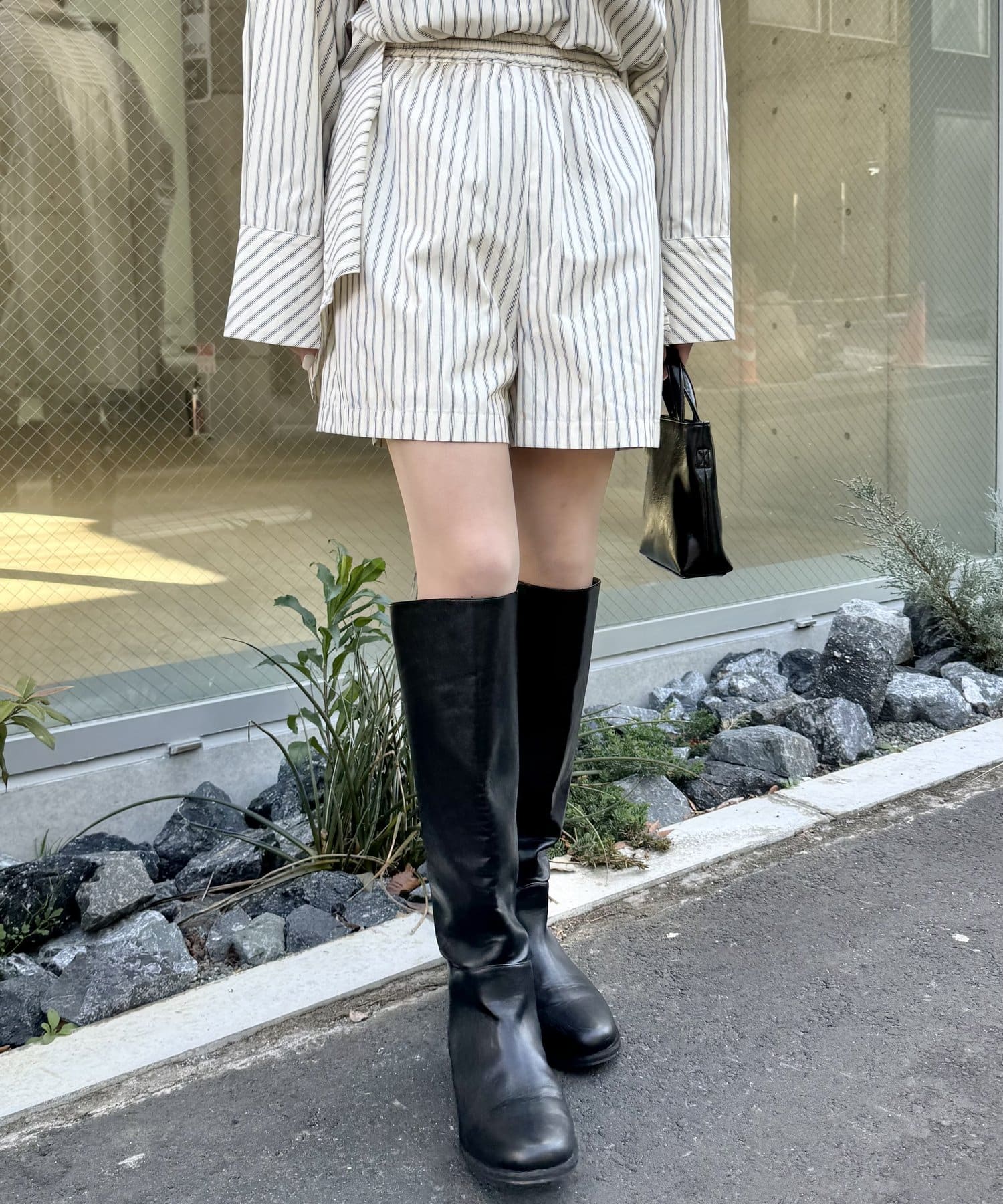 美品♪ブリフィングホワイト ショートパンツ 黒ストライプ ストレッチ ストライプ プリーツ ショートパンツ レディス