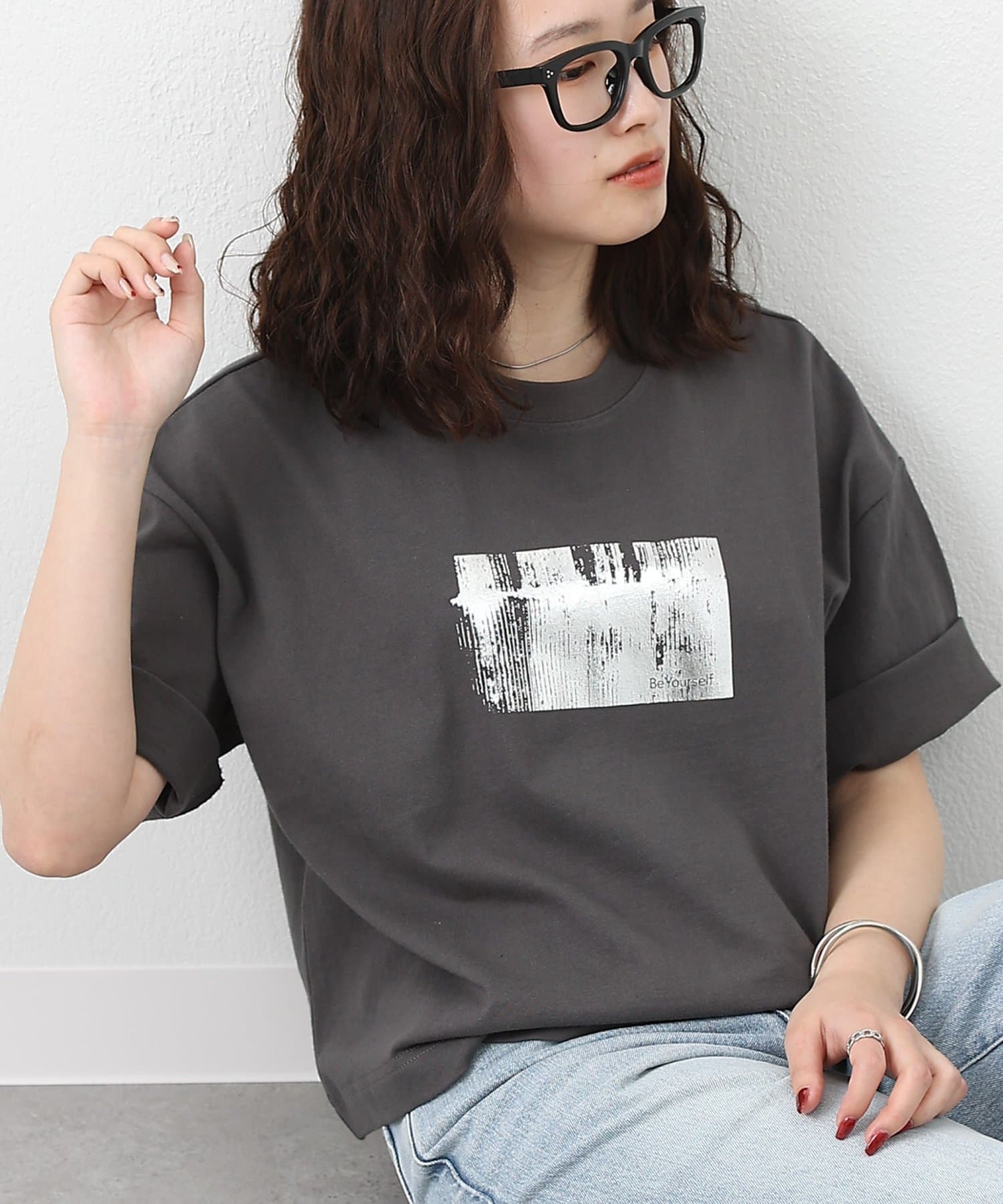 COLONY 2139(コロニー トゥーワンスリーナイン) レディース 箔プリントTシャツ チャコールグレー