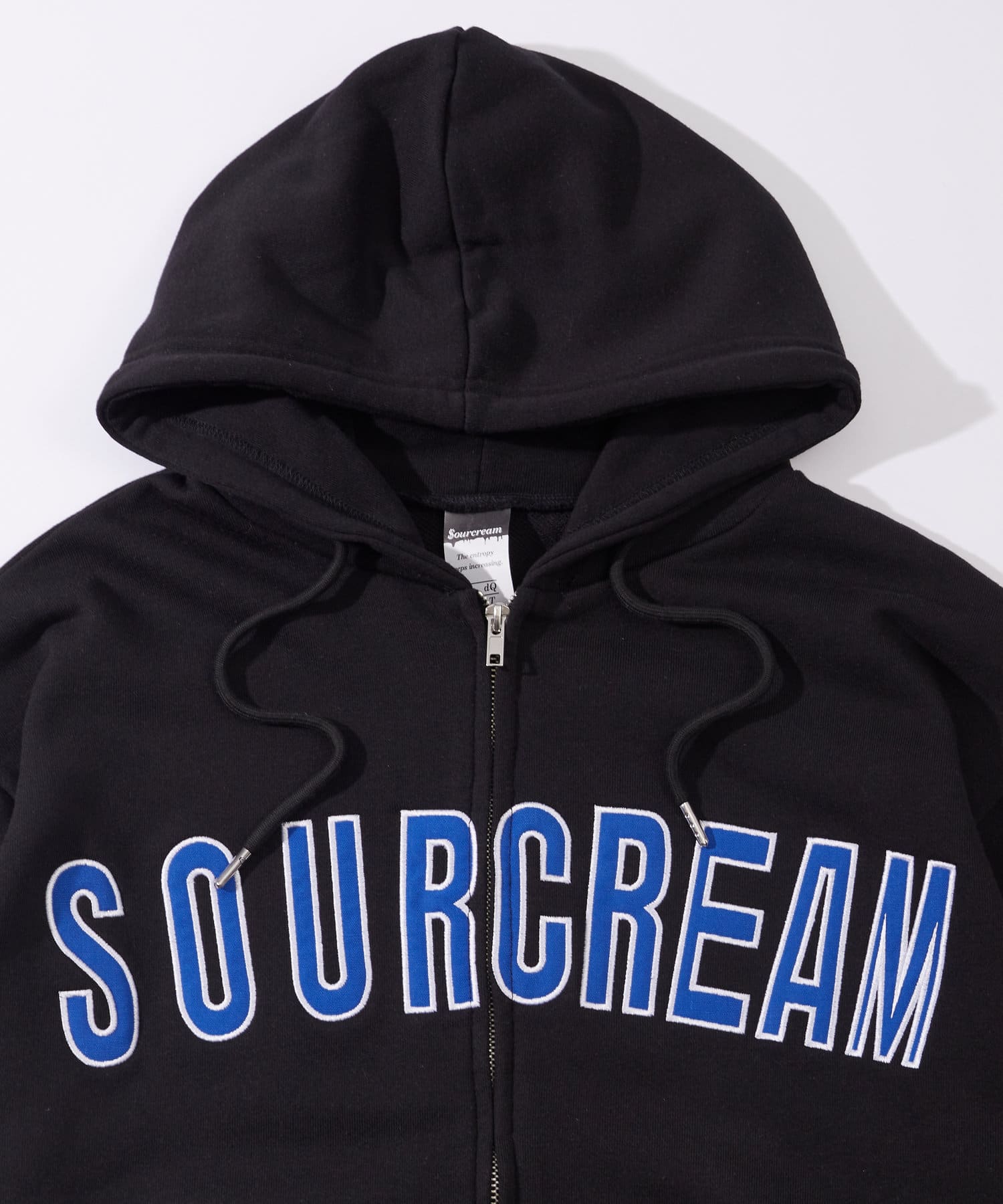 WHO’S WHO gallery(フーズフーギャラリー) 【Sourcream/サワークリーム】カレッジロゴ刺繍ジップパーカー
