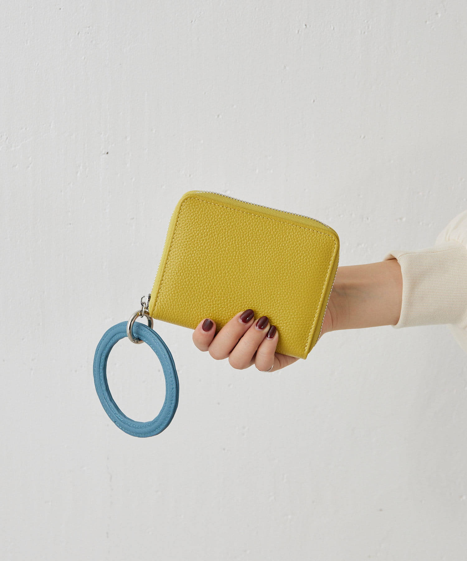 イアパピヨネ レザーリング付き ラウンドミディアム 折り財布 ブラック 本革/着脱可能なリングパーツ付き》レザーリング付きラウンド