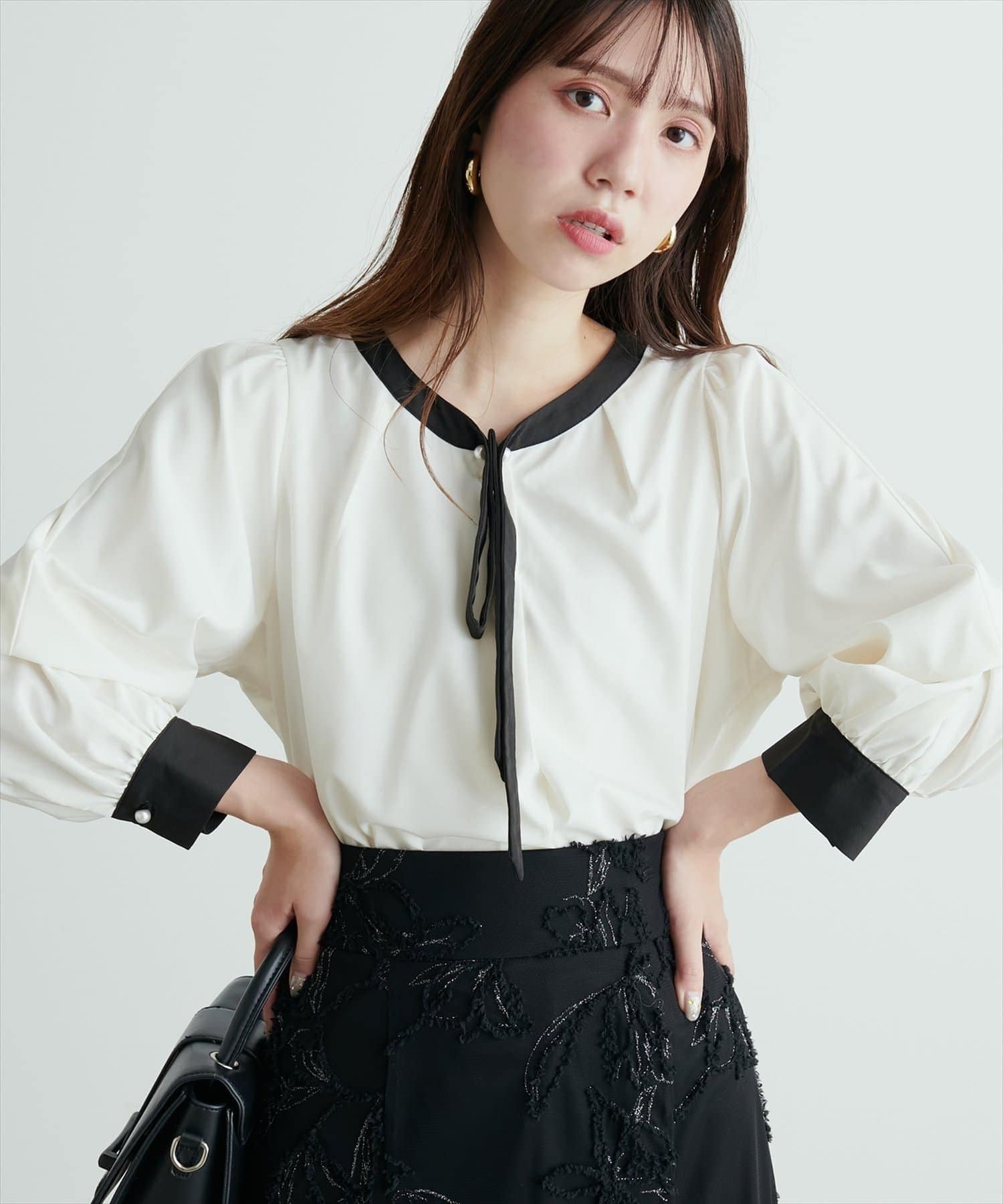 新しく着き WEB限定】パールリボンタイ付き配色ブラウス | natural couture トップス