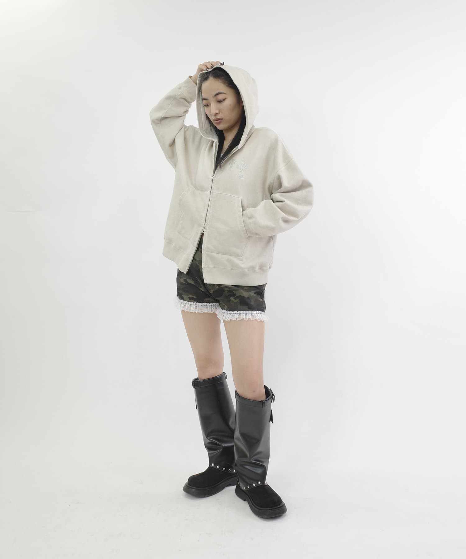 WHO’S WHO gallery(フーズフーギャラリー) クロスラインストーンジップパーカー