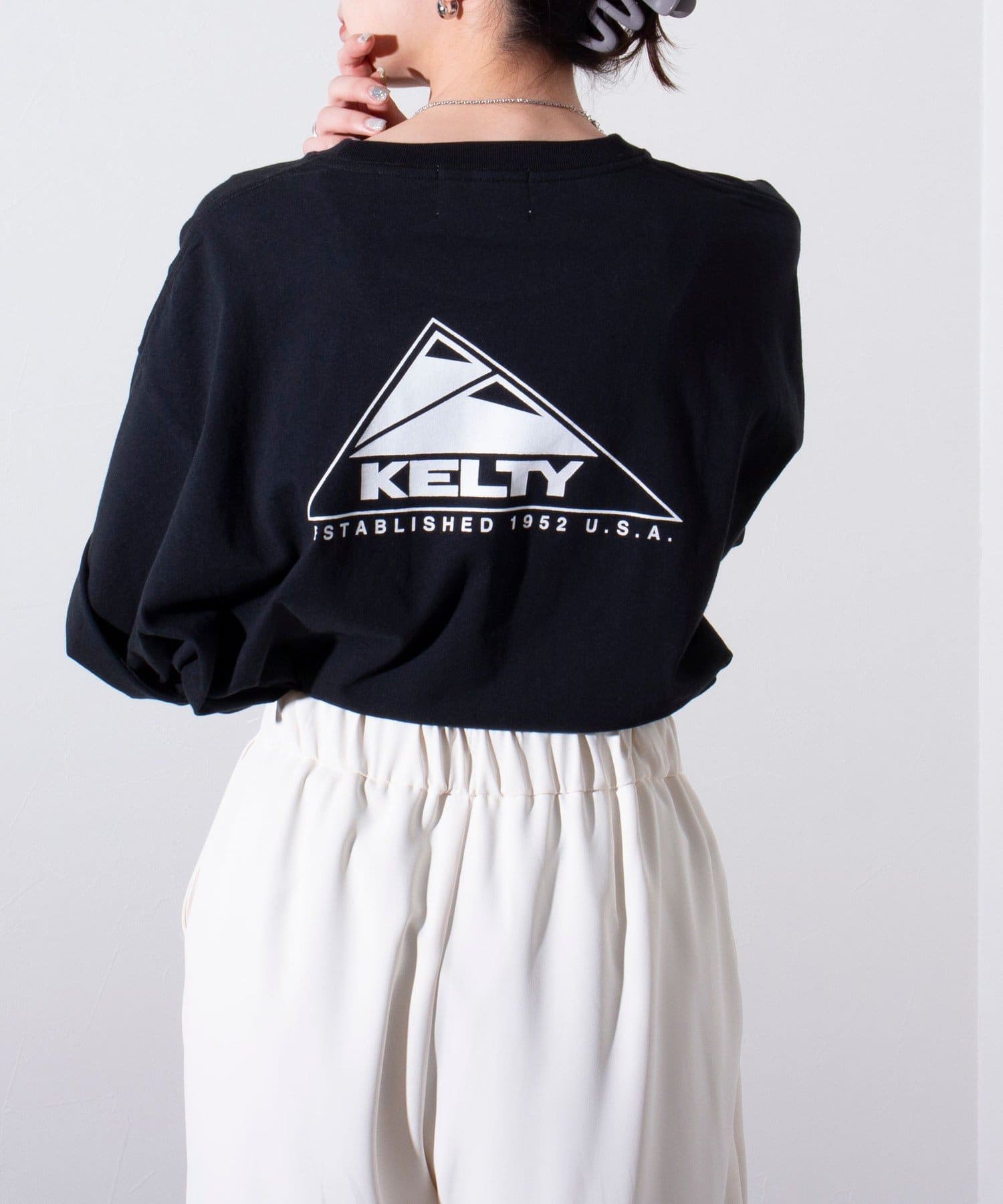 FREDY & GLOSTER(フレディ アンド グロスター) レディース 【KELTY×GLOSTER】別注 ワンポイントワッペン バックプリントTシャツ ブラック