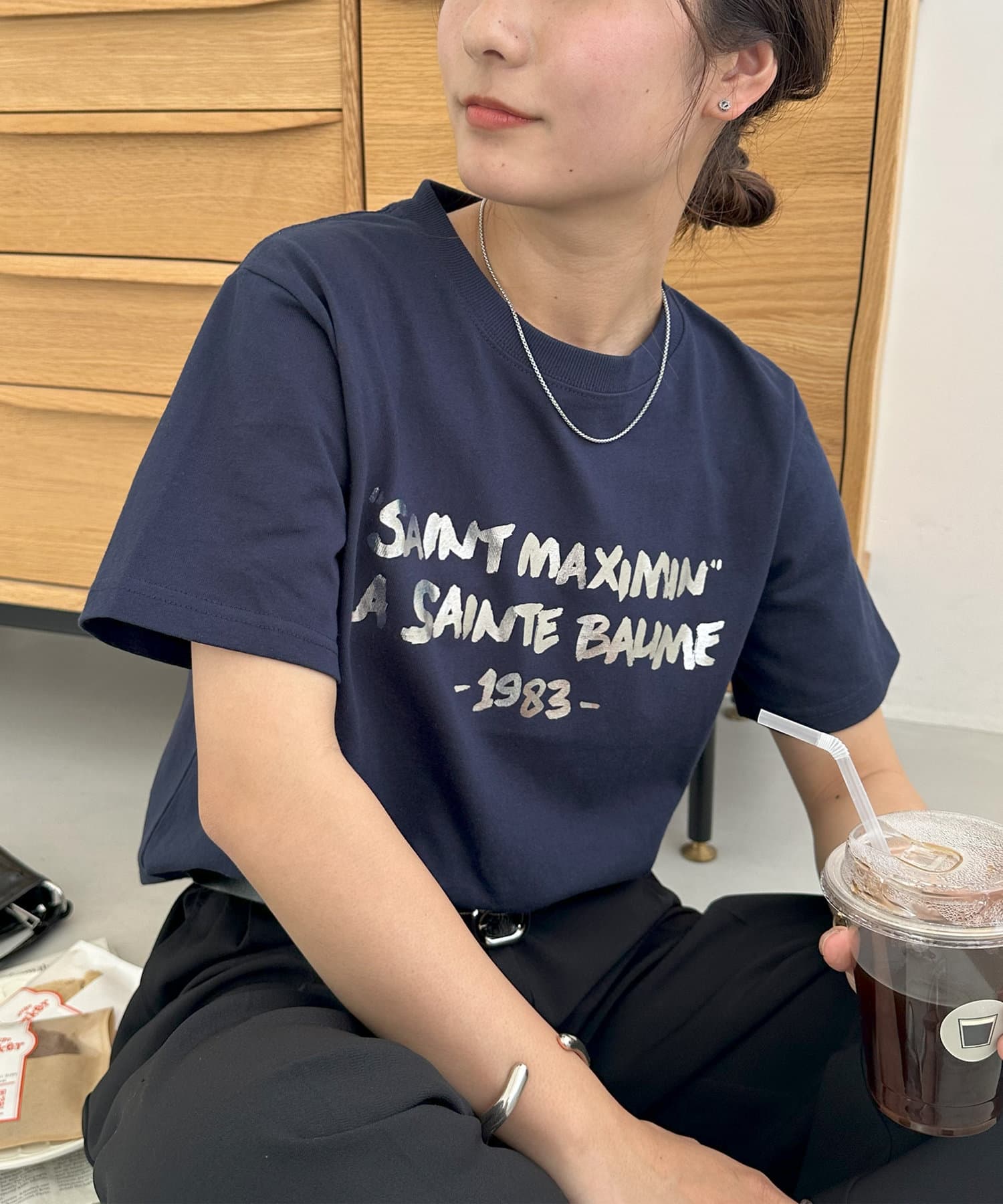 DISCOAT ONLINE LIMITED ITEM箔プリントが目を惹くTシャツ●デザイントレンド感のあるキラキラした箔プリントが魅力。光沢感がありながらもコーデの邪魔をしないシンプルなデザインに仕