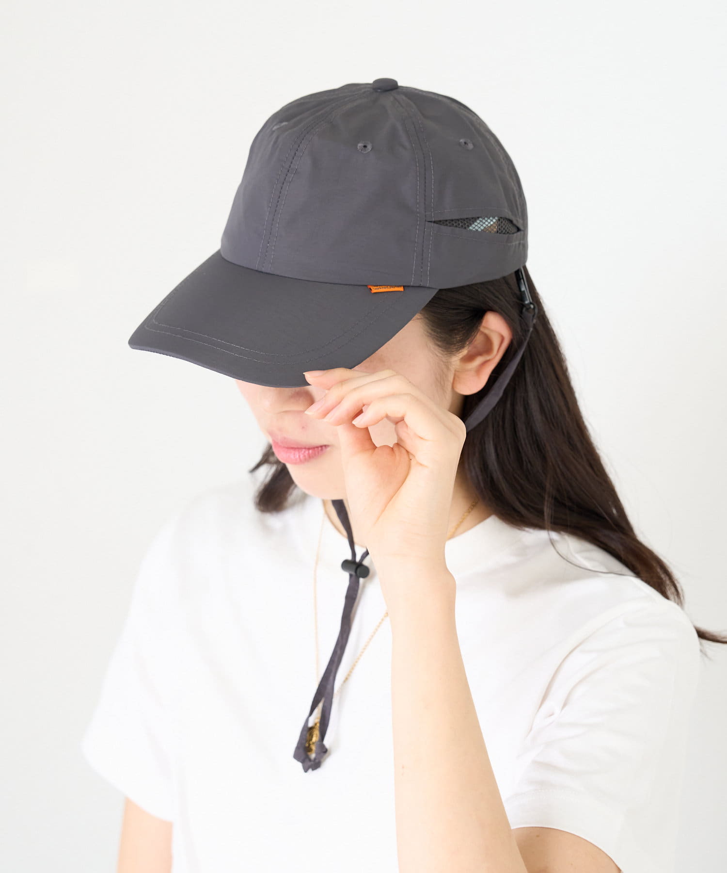 おしゃれをしながら紫外線対策！！日差しから頭皮を守りながら、おしゃれも楽しみたいあなたに、ぴったりのアイテムが登場。裏地は通気性に優れたメッシュ素材を採用し、シンプルながらも機能的なキャップ！取り外し