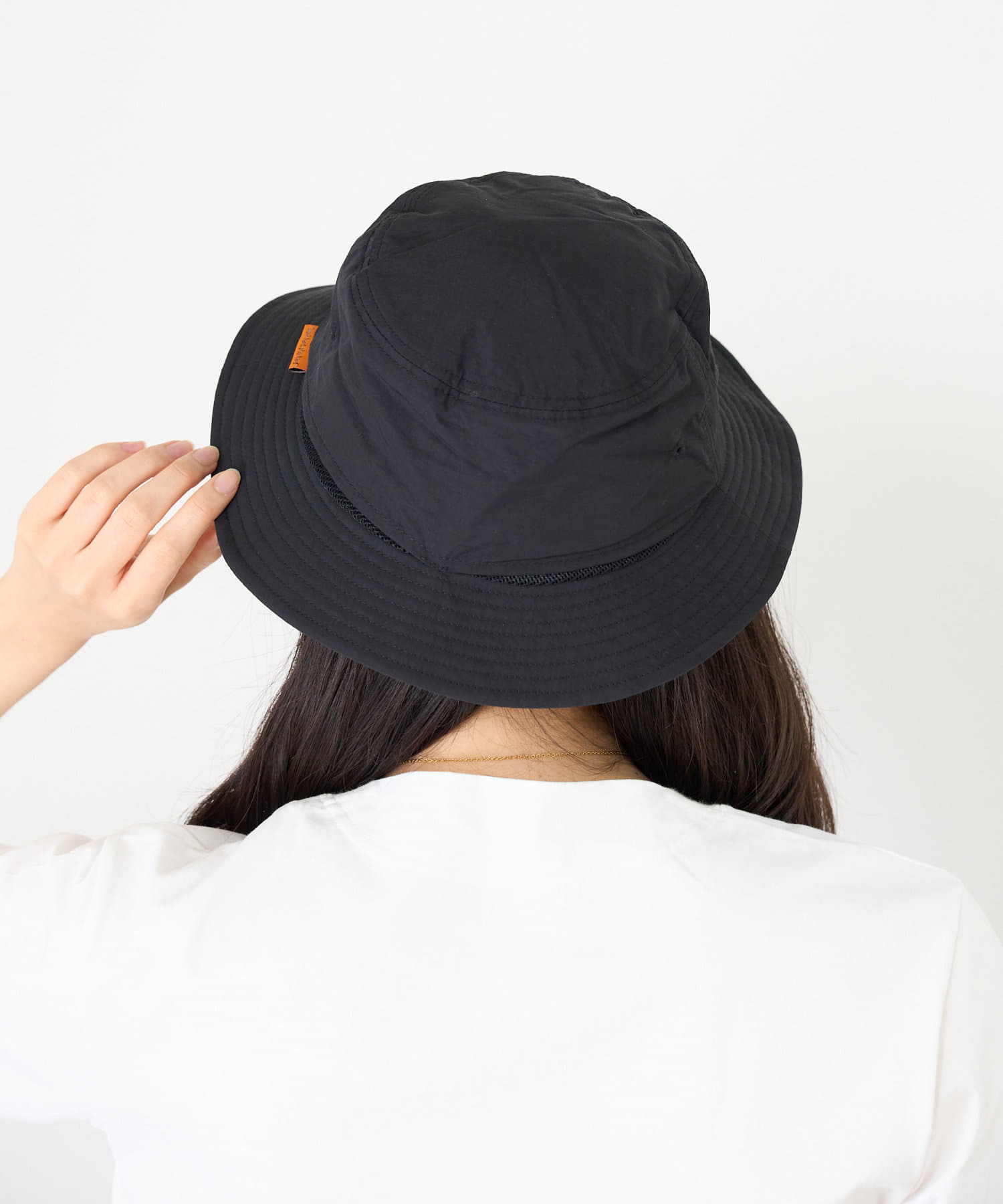日差しや紫外線対策をしながらおしゃれも楽しみたいあなたに！つばが短くスッキリとしたシルエットがポイントのパラソルハット。シンプルなデザインなので幅広いコーデに合わせやすいデザインです。ハットの内側には
