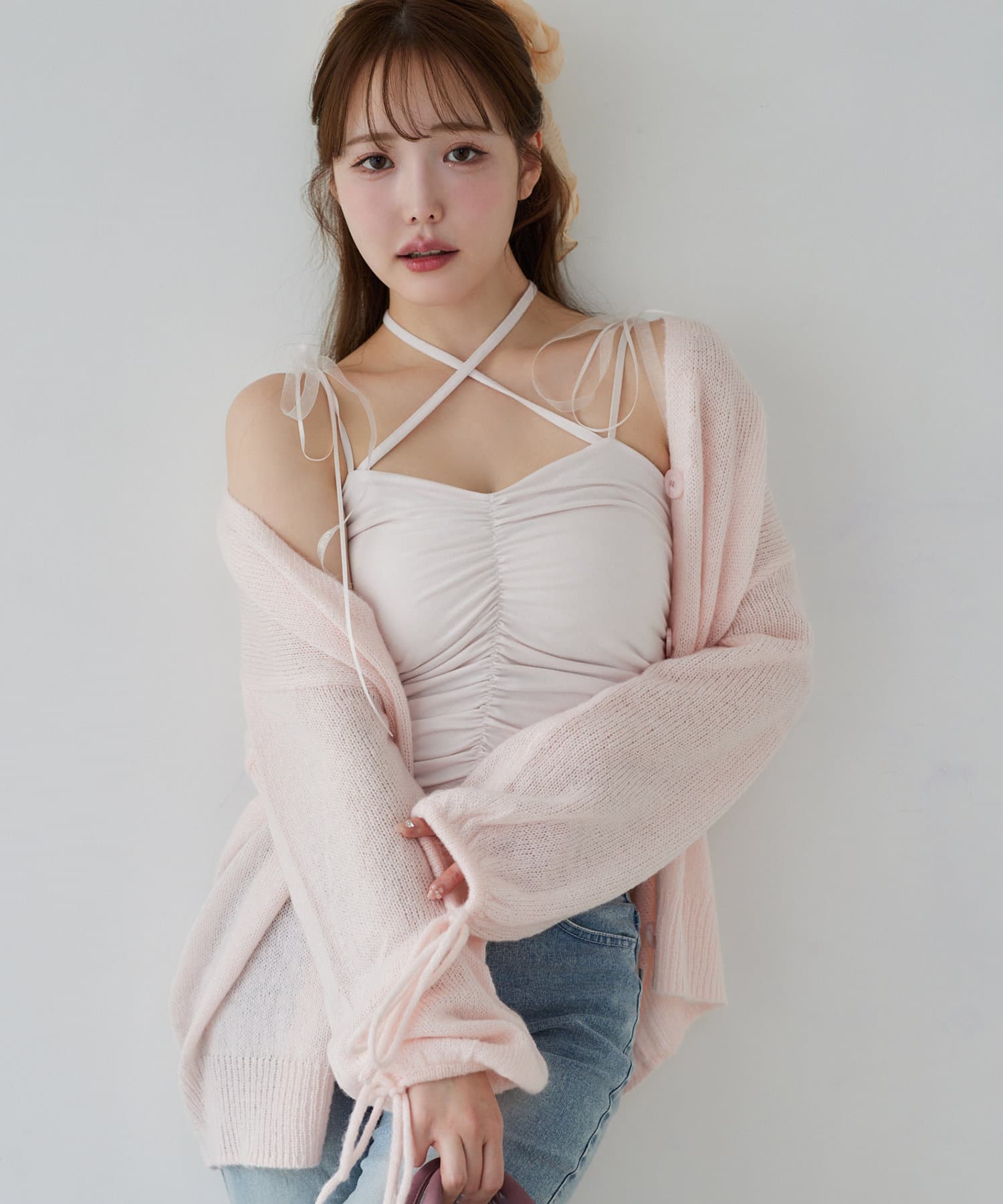 ~NICECLAUP 2025 early Spring Collection~大人気のホルターネックのキャミソール◎フェミニンで女性らしい表情をアピールしてくれる1枚。伸縮性が良く柔らかい素材で、程