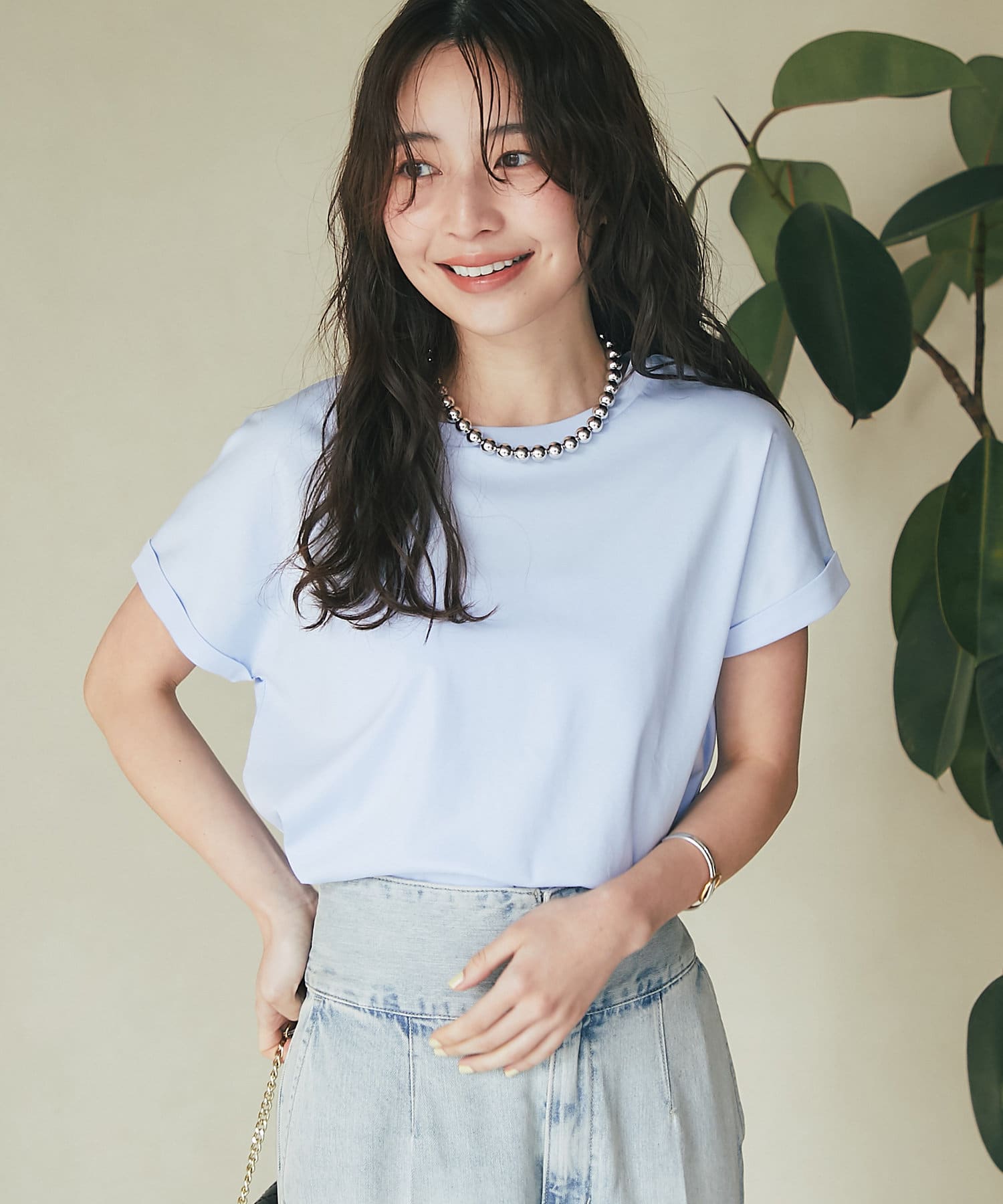 今年も登場！オンオフ着られるこなれTシャツ●デザインゆるっとした落ち感のあるシルエットで、こなれたTシャツカットソー。袖の折り返しがポイントのドロップショルダーで楽な着心地です。バックスタイルは腰のあ