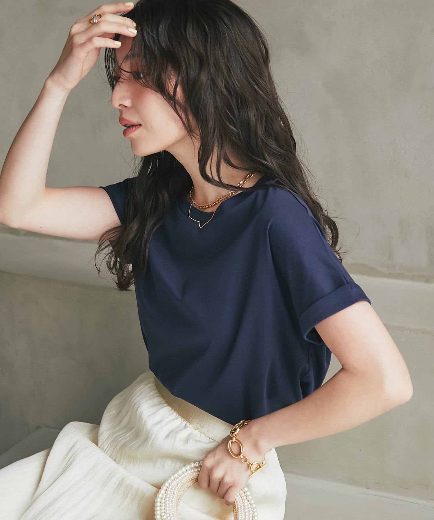 今年も登場！オンオフ着られるこなれTシャツ●デザインゆるっとした落ち感のあるシルエットで、こなれたTシャツカットソー。袖の折り返しがポイントのドロップショルダーで楽な着心地です。バックスタイルは腰のあ