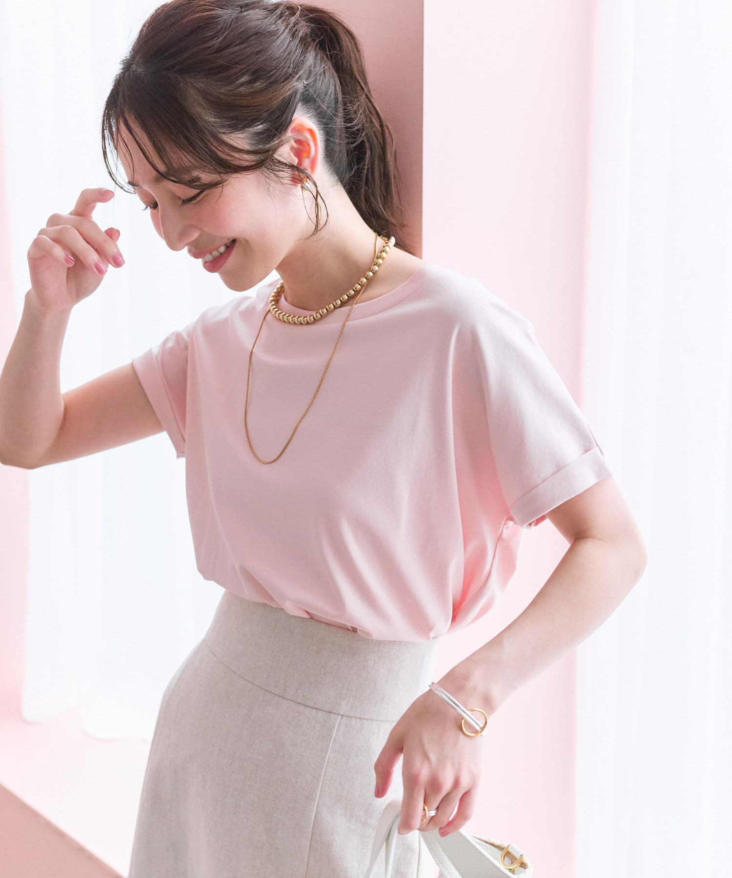 今年も登場！オンオフ着られるこなれTシャツ●デザインゆるっとした落ち感のあるシルエットで、こなれたTシャツカットソー。袖の折り返しがポイントのドロップショルダーで楽な着心地です。バックスタイルは腰のあ