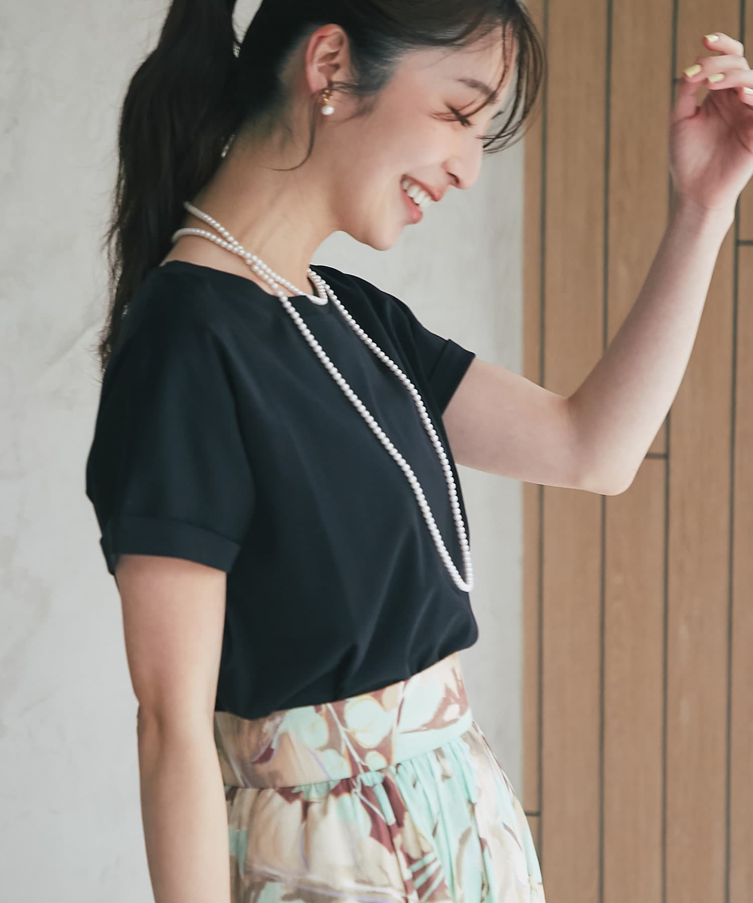 今年も登場！オンオフ着られるこなれTシャツ●デザインゆるっとした落ち感のあるシルエットで、こなれたTシャツカットソー。袖の折り返しがポイントのドロップショルダーで楽な着心地です。バックスタイルは腰のあ