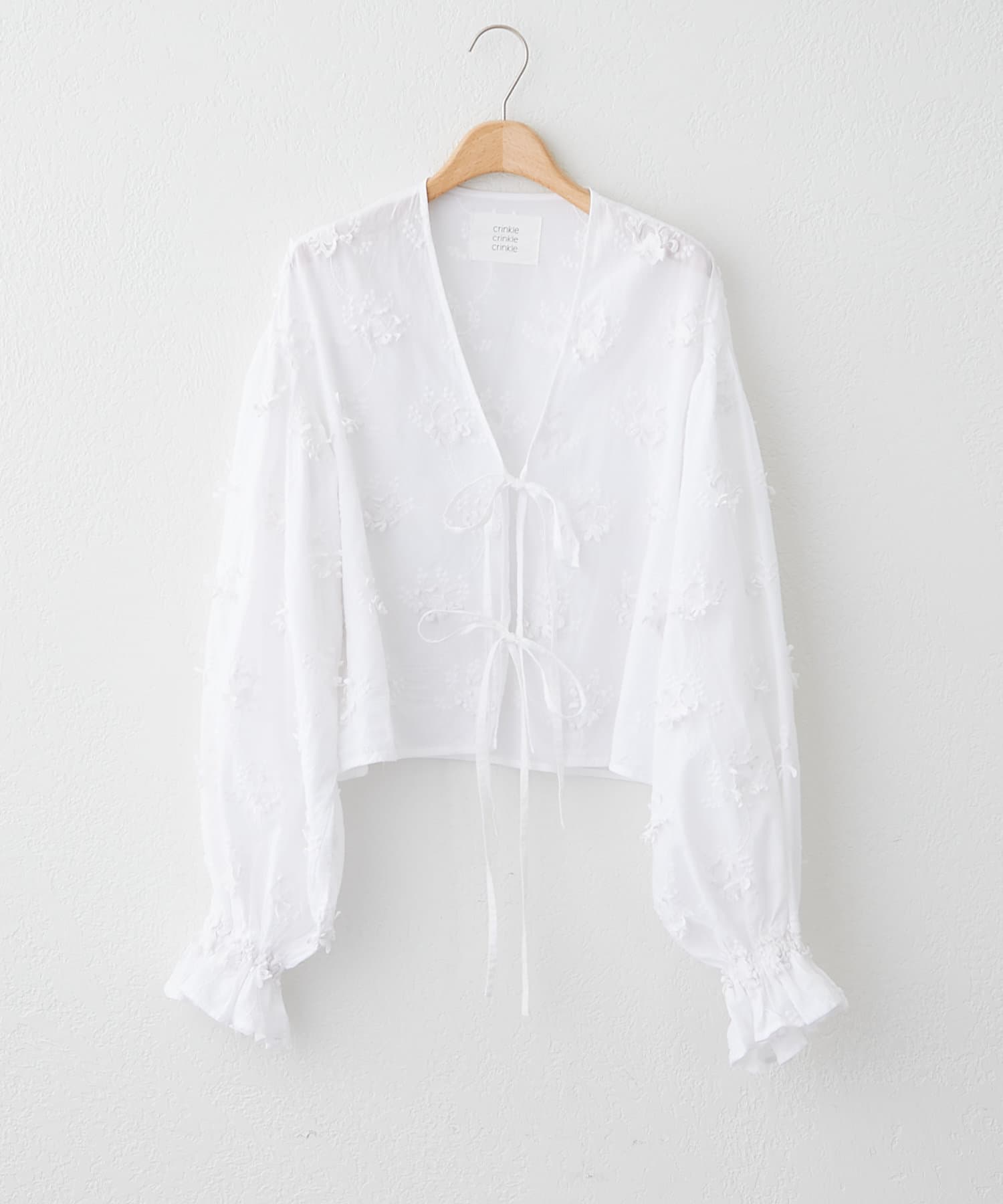 crinkle 3D embroidery bolerocrinkle crinkle crinkleのシグニチャーである３Dフラワー刺繍を施したテキスタイルで作成したボレロブラウスです。ボリュームの