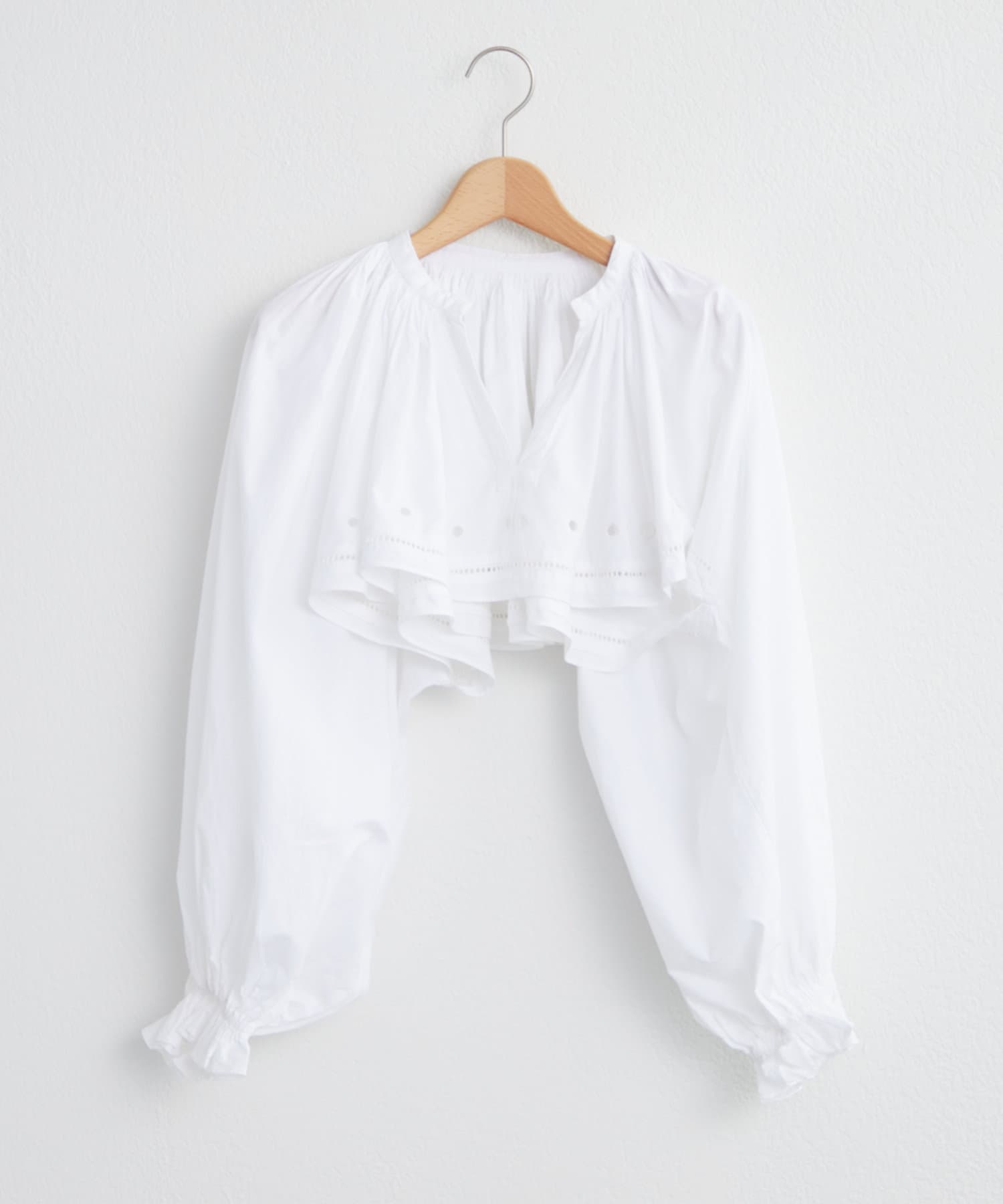 mystic(ミスティック) crinkle embroidery cropped blouse