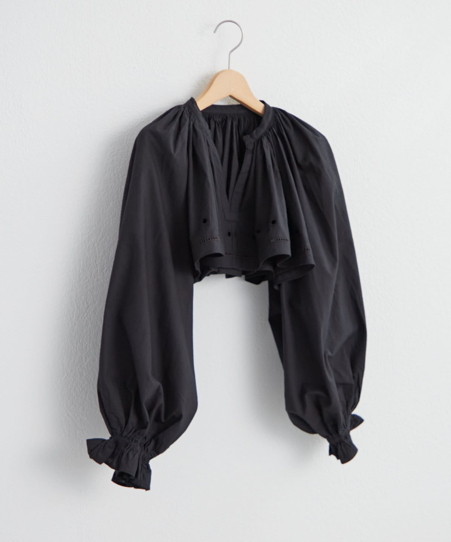 mystic(ミスティック) crinkle embroidery cropped blouse