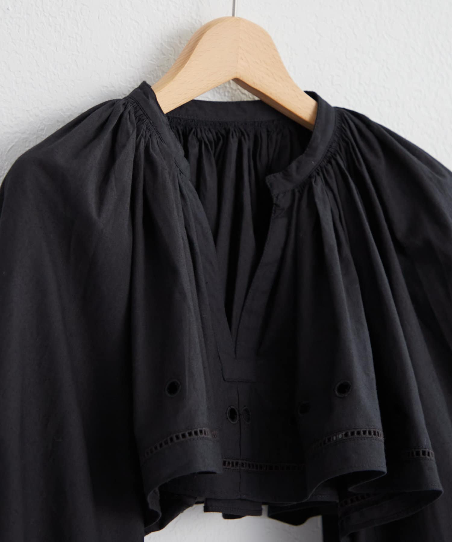 mystic(ミスティック) crinkle embroidery cropped blouse