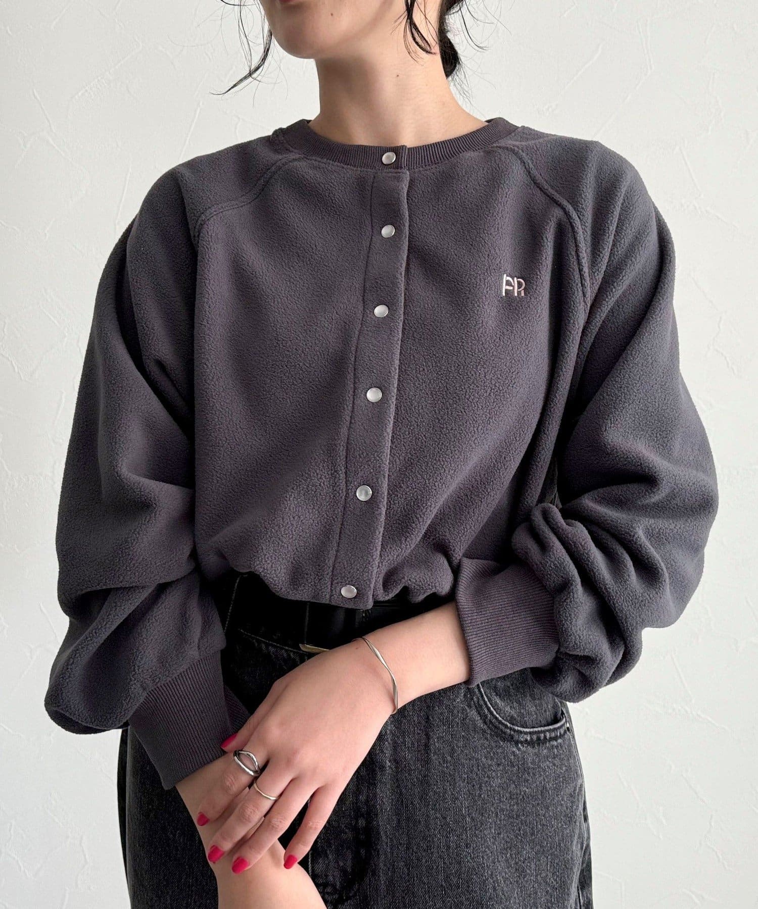 FREDY & GLOSTER(フレディ アンド グロスター) レディース FR刺繍フリースドット釦カーディガン チャコールグレー