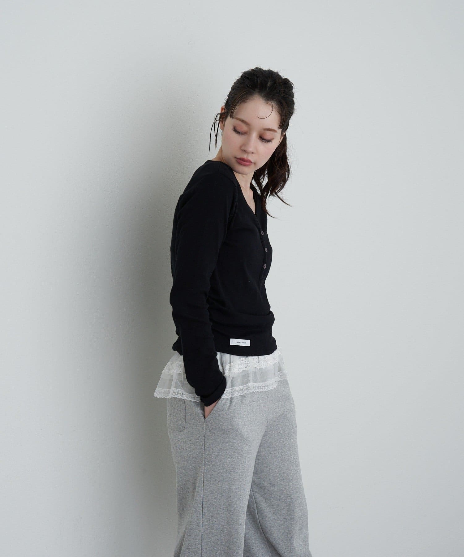 RAY CASSIN(レイカズン) 【華奢見えが叶う/追加生産決定】Vネックヘンリー胸刺繍ロングTシャツ