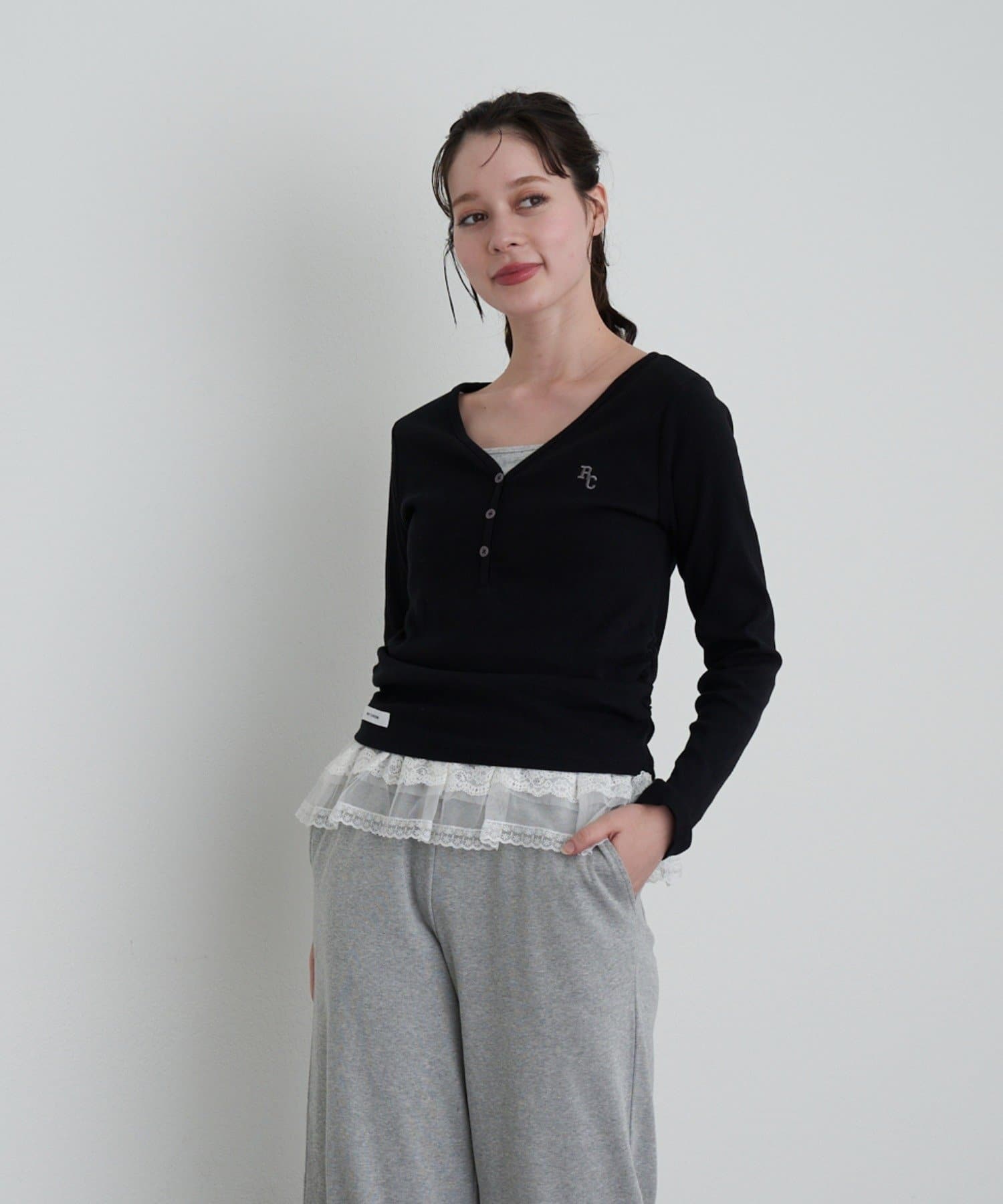 RAY CASSIN(レイカズン) 【華奢見えが叶う/追加生産決定】Vネックヘンリー胸刺繍ロングTシャツ