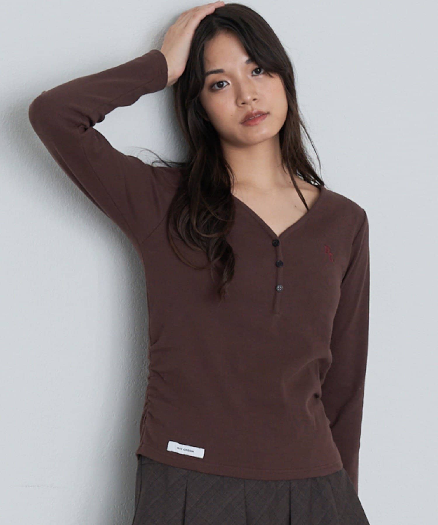 RAY CASSIN(レイカズン) 【華奢見えが叶う/追加生産決定】Vネックヘンリー胸刺繍ロングTシャツ