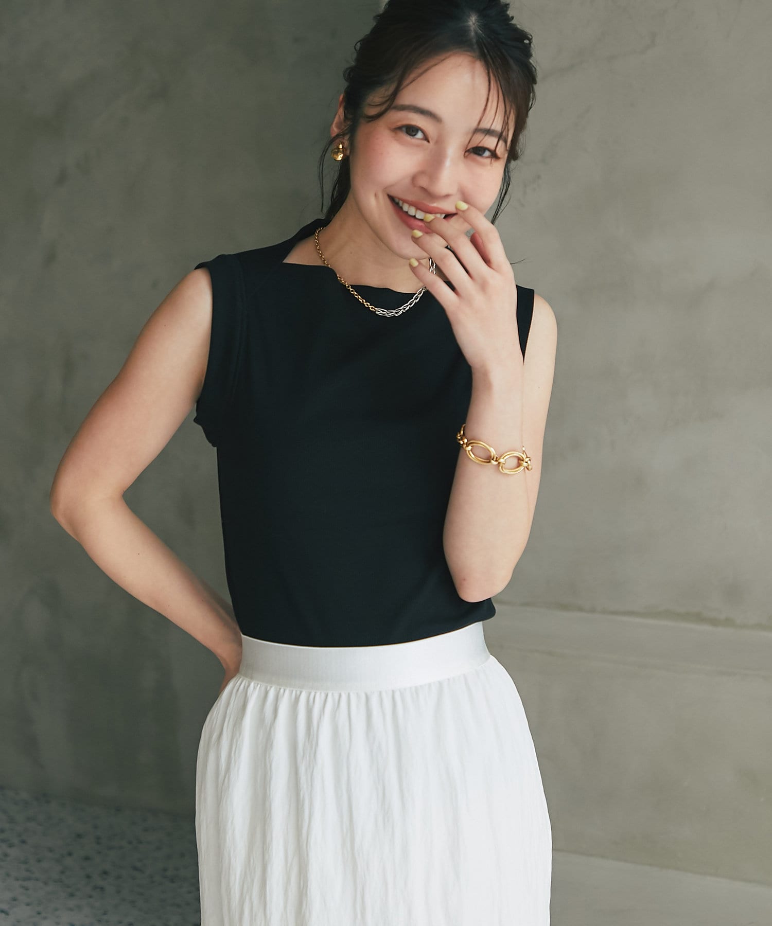 着回し力抜群！上品さ漂う大人のリブタンク●デザインこだわりの素材とシルエットで、ワンランク上の着こなしを叶えるリブタンク。デコルテをきれいに見せながらも肩周りと腕を包み込むようなデザイン。程よい伸縮性