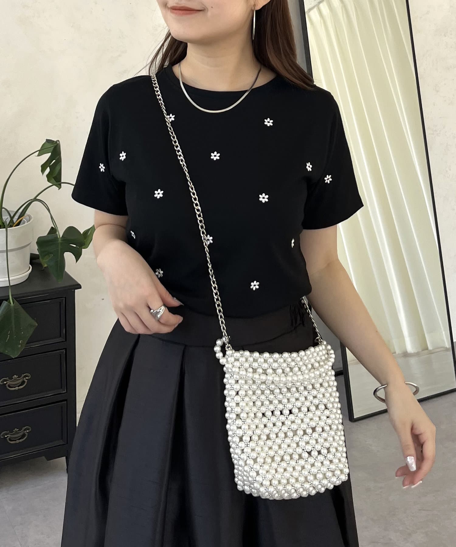 シンプルながらも存在感のあるTシャツ●お花の刺繍がアクセントに●大人可愛い印象になります◎●ボトムを選ばず様々なジャンルのコーデで楽しめます●ジレやビスチェなどを重ねても◎お花/刺繍/シンプル/ｔシャ