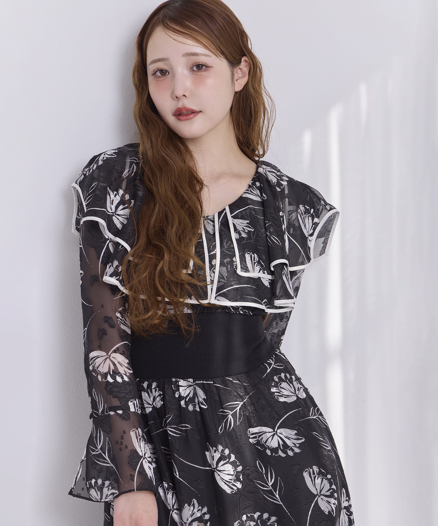 ウエスト＝62-100~NICECLAUP 2025 early Spring Collection~オトナ可愛いパイピング配色の花柄ワンピース。柔らかな素材で歩くだけで流れるような動きが出て、しなや