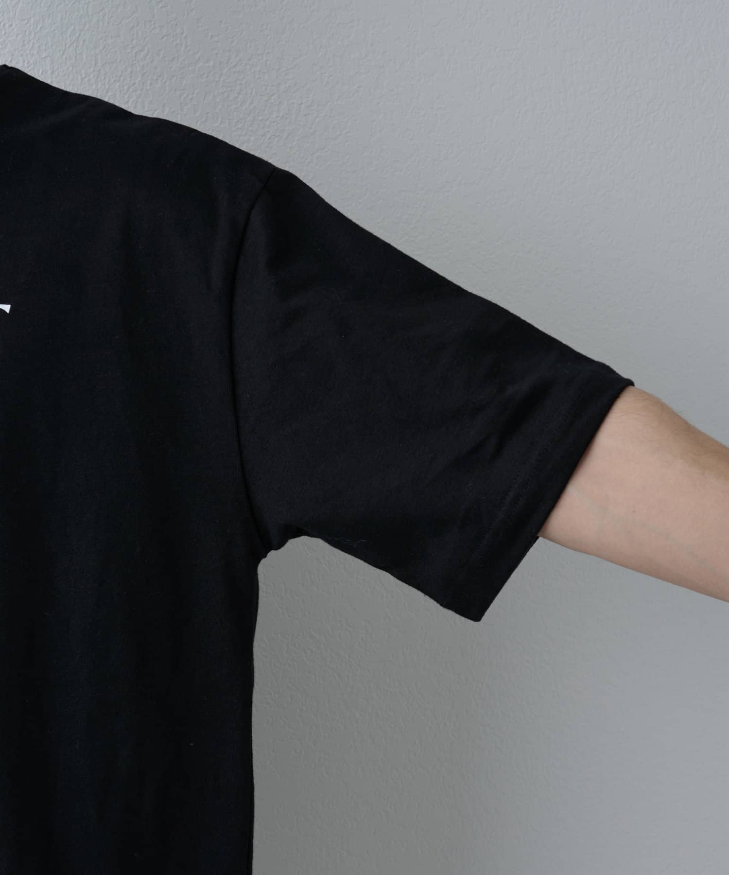 COLONY 2139(コロニー トゥーワンスリーナイン) 幾何学ロゴプリントTシャツ