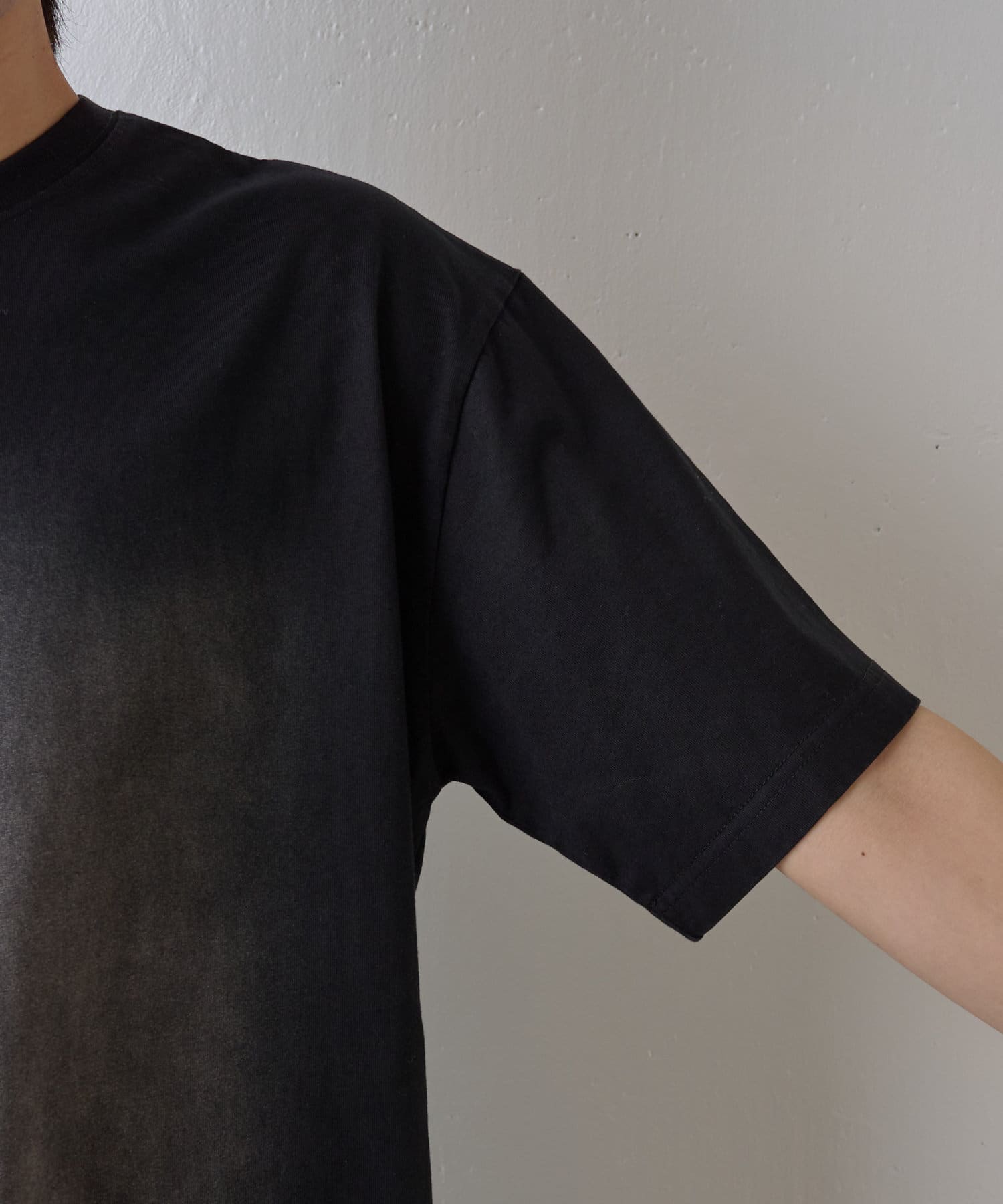 COLONY 2139(コロニー トゥーワンスリーナイン) フロントスプレーTシャツ