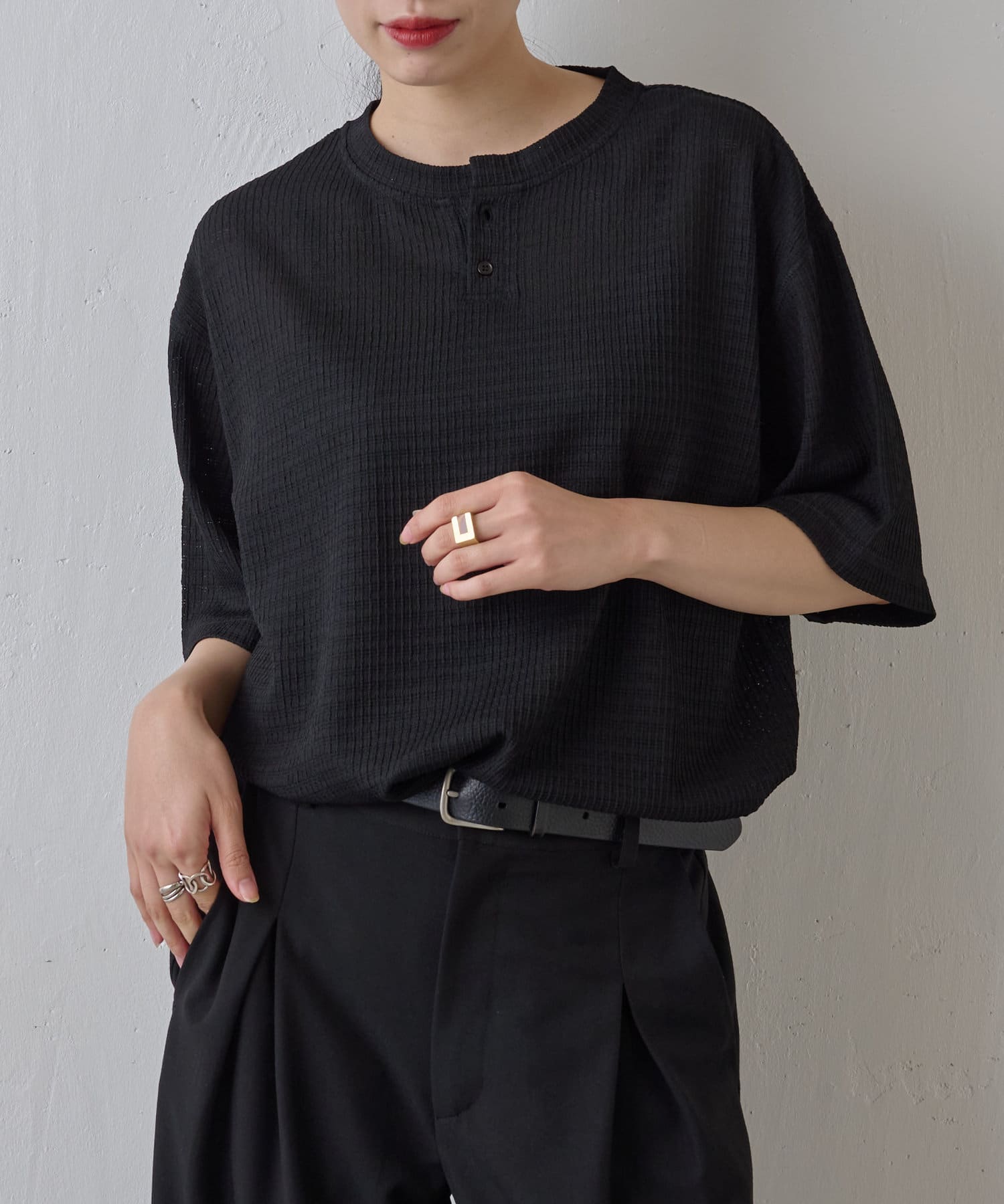 COLONY 2139(コロニー トゥーワンスリーナイン) エアリーアイレットヘンリーネック半袖Tシャツ