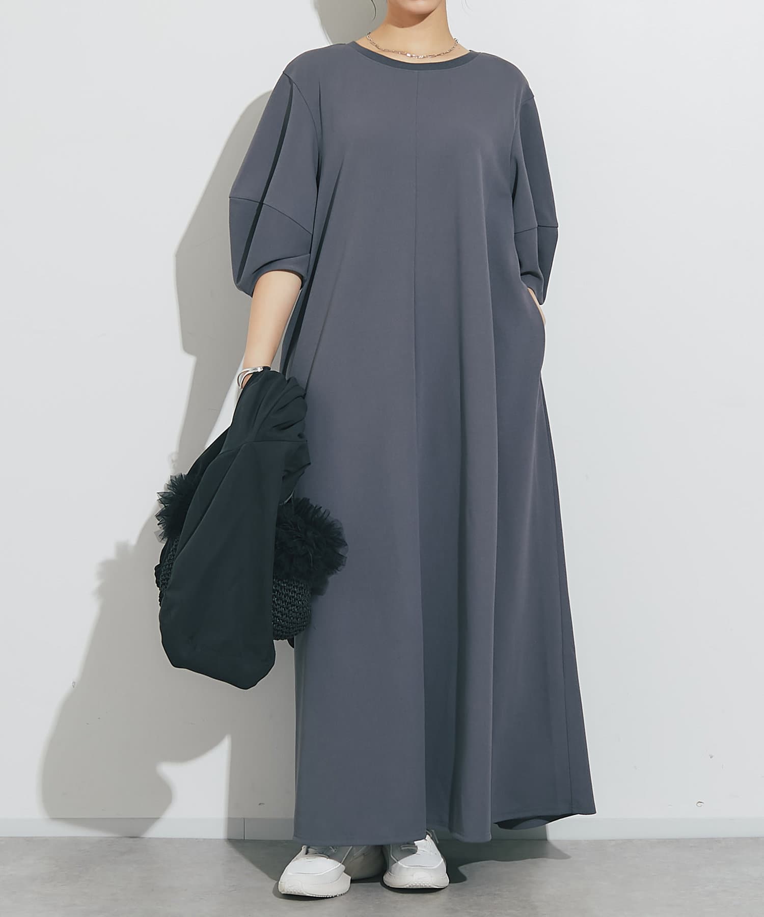 【商品ポイント】・体のラインを拾いすぎないゆったりとしたシルエットで、体型を気にせずリラックスした着心地。・袖は程よくボリュームのあるパフスリーブデザインで二の腕カバーも叶います。・どんなシーンにも合