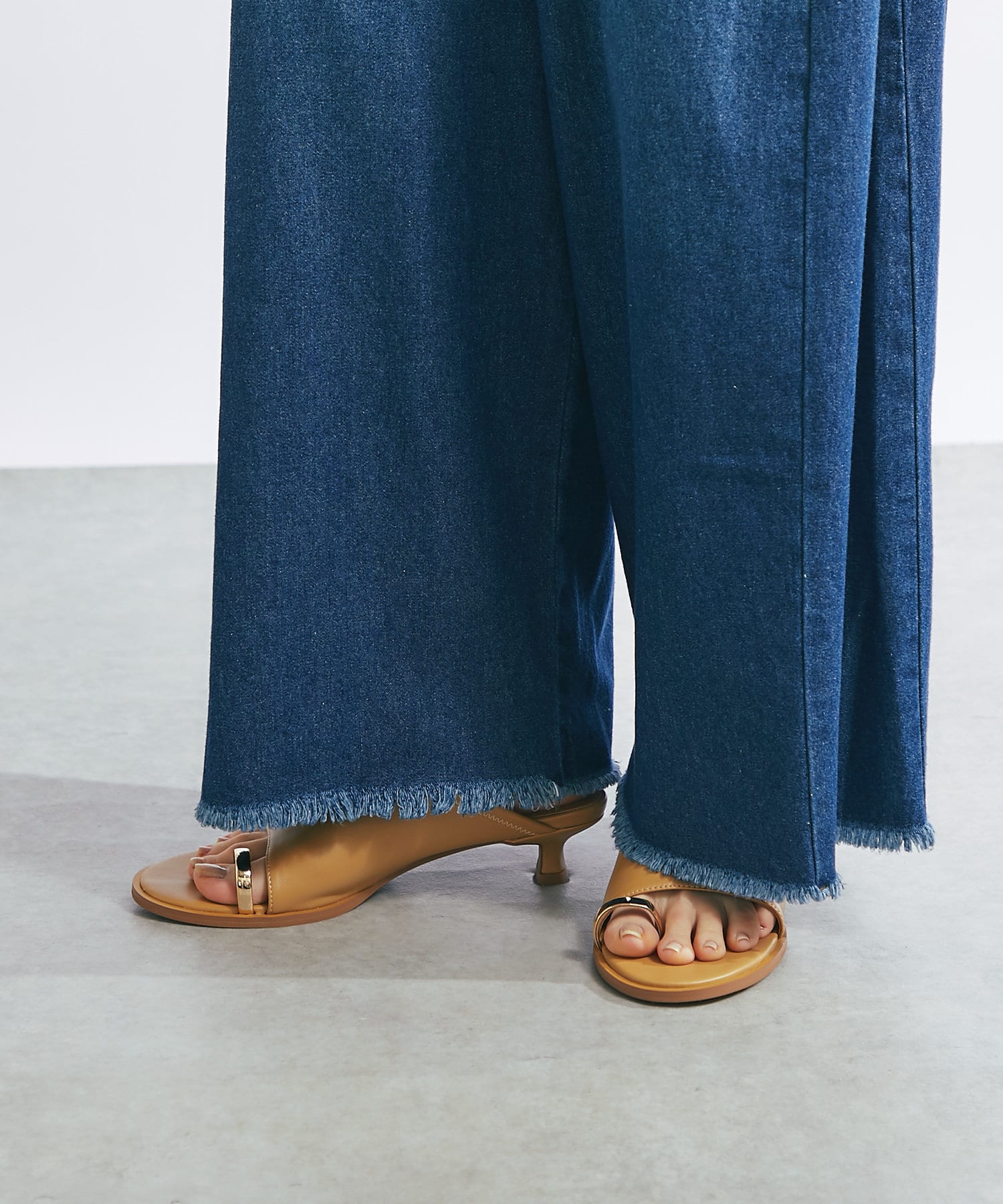 LE VERNIS ルベルニ Toe ring sandals LE VERNIS] Toe ring sandals | CASSELINI ONLINE SHOP