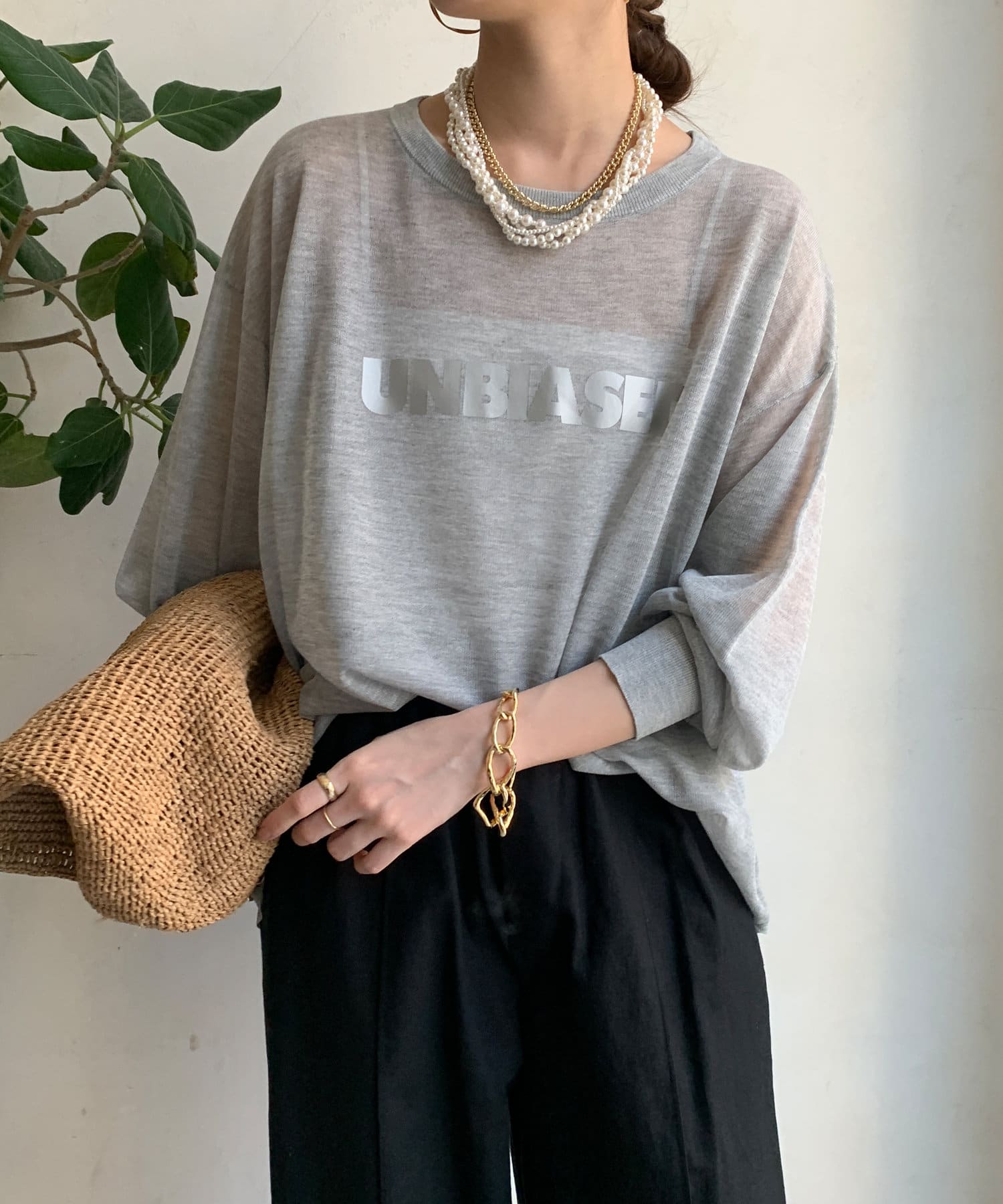 ■2025 SPRING & SUMMER ITEM■シアー＋ロゴのデザインでトレンドライクに決まる！程よい透け感のロゴニット。さらりと肌当たりよく、涼しく着られるシアーのニットはこれからの季