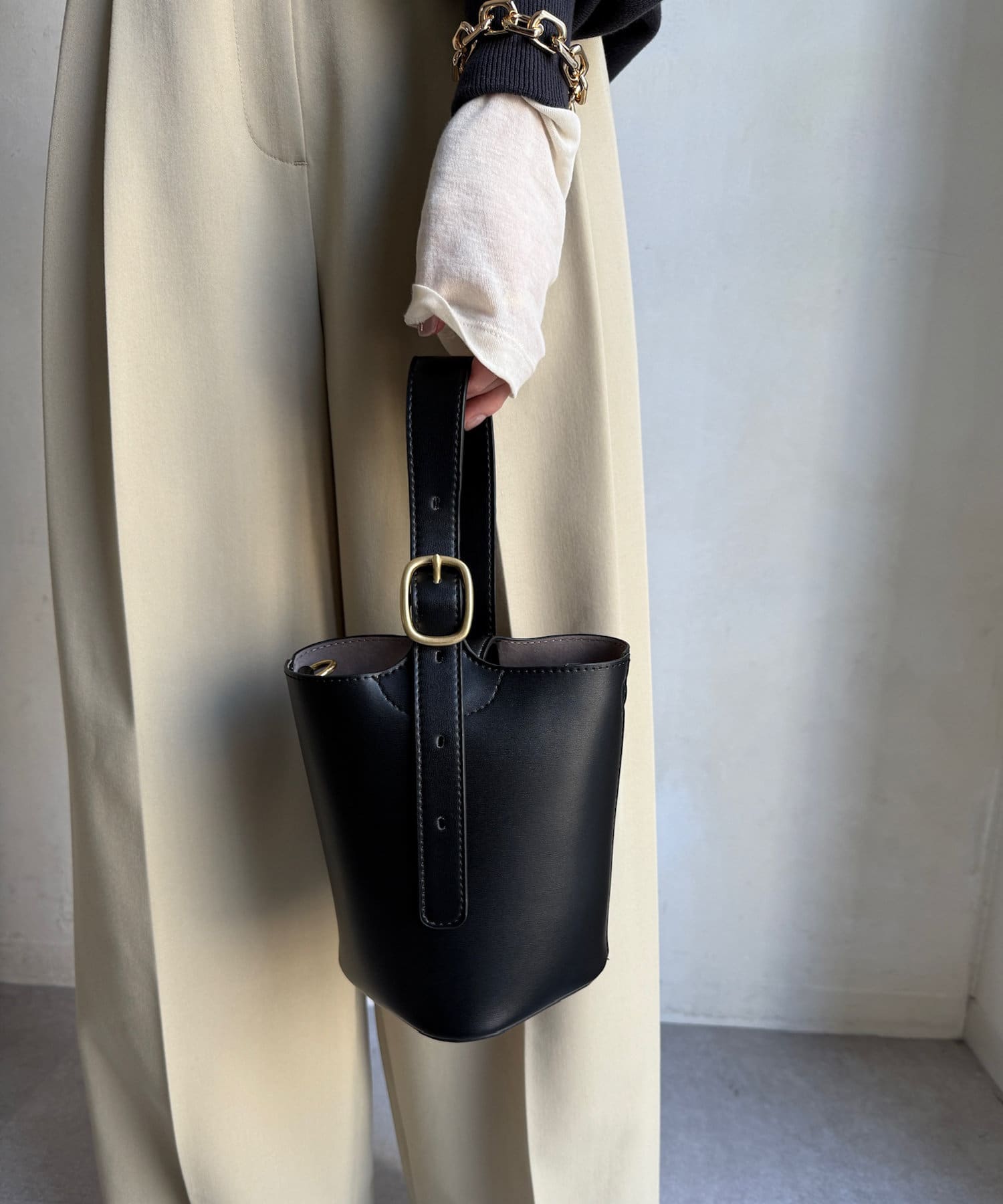 ■2025 SPRING & SUMMER ITEM■WEB限定！ころんとしたフォルムがかわいいバックルワンハンドルバッグ取り外し可能なショルダーストラップが付いているので、気分やシーンに合わ