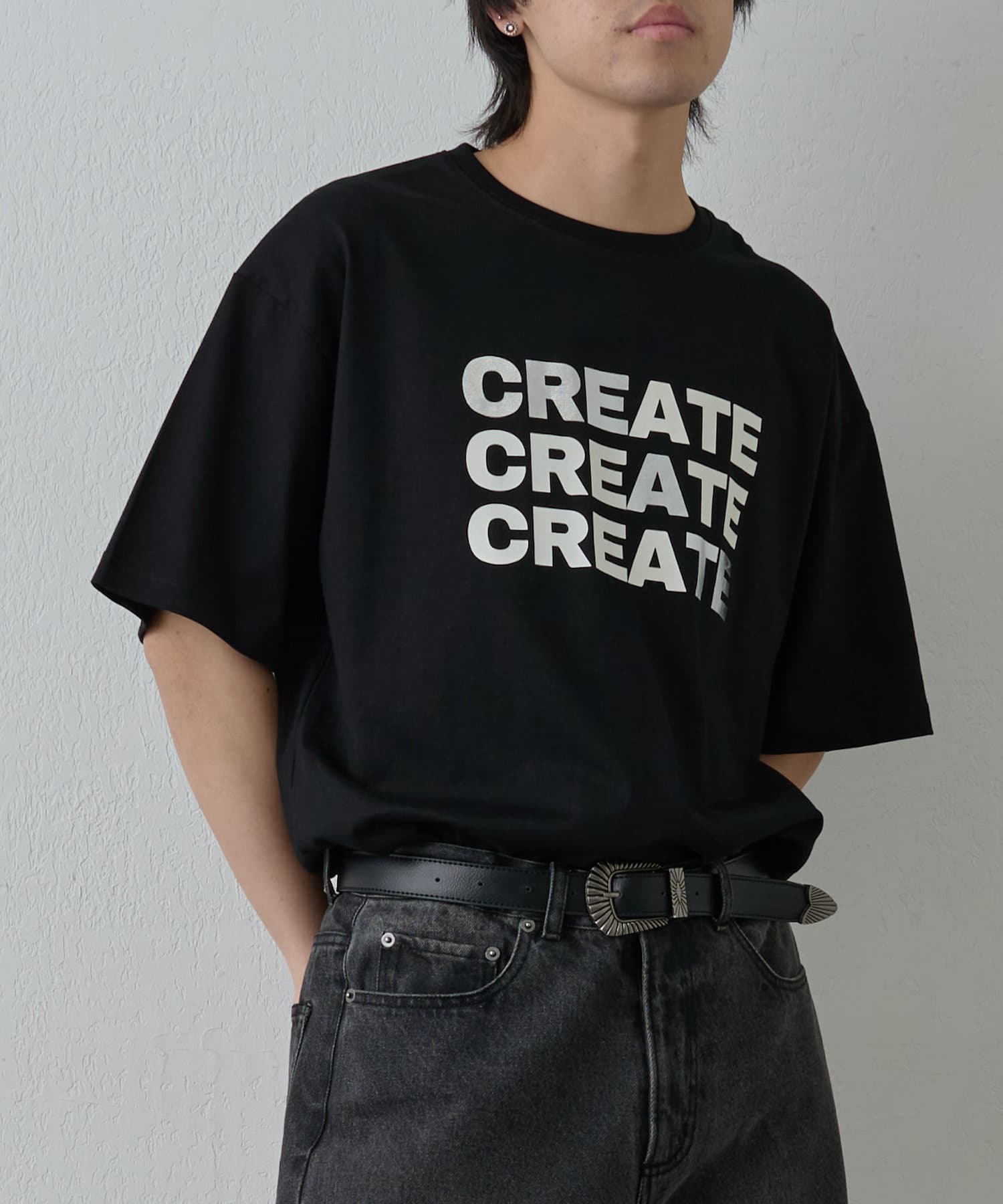【光沢が生む存在感、大人のロゴT】胸元に大胆にあしらわれた「CREATE」のロゴの一部のアルファベットは箔プリントで、角度によって表情を変えさりげない輝きをプラスしてくれます。首元のリブ部分には綿95