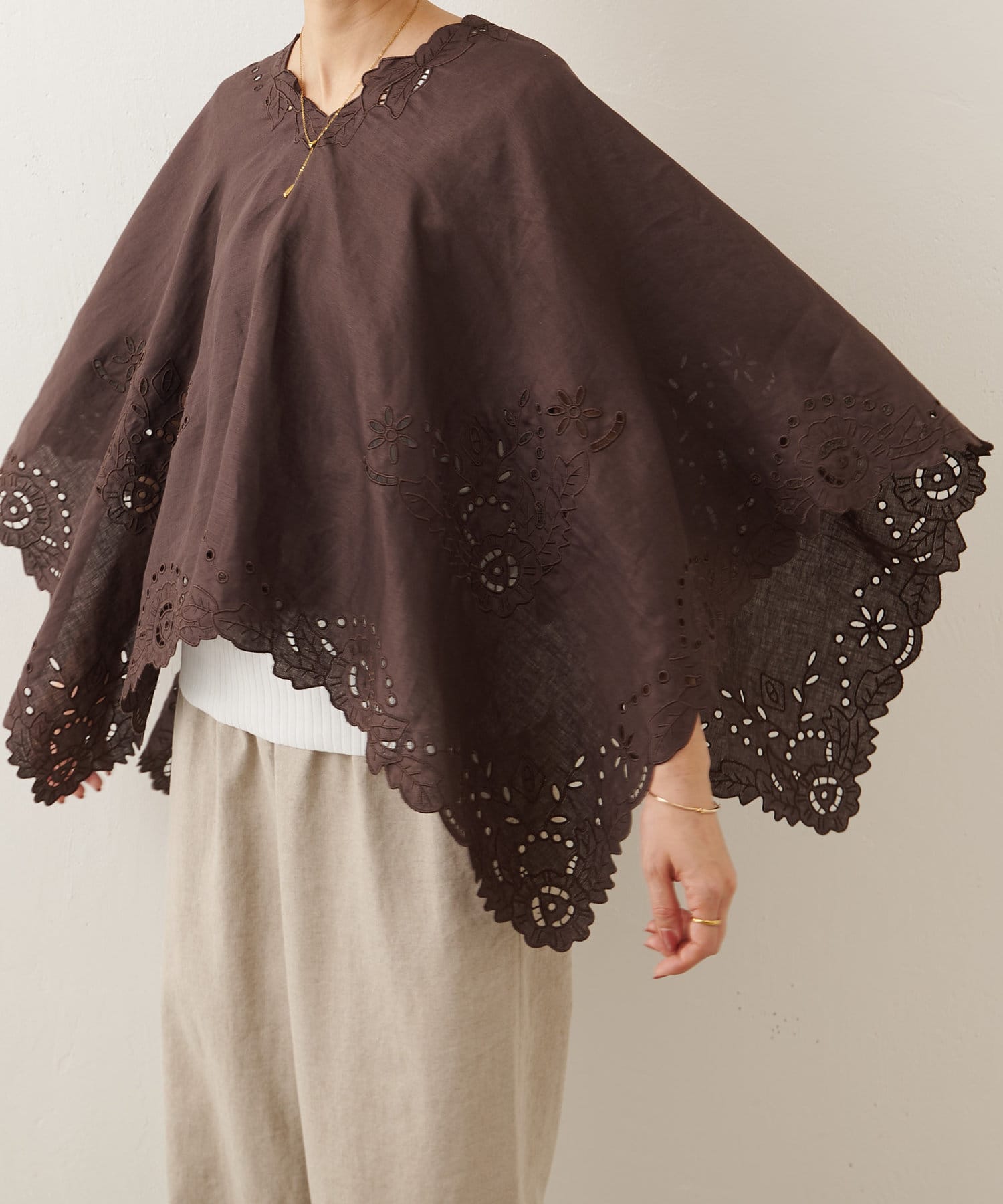 BEARDSLEY(ビアズリー) パネル刺繍リネンポンチョ