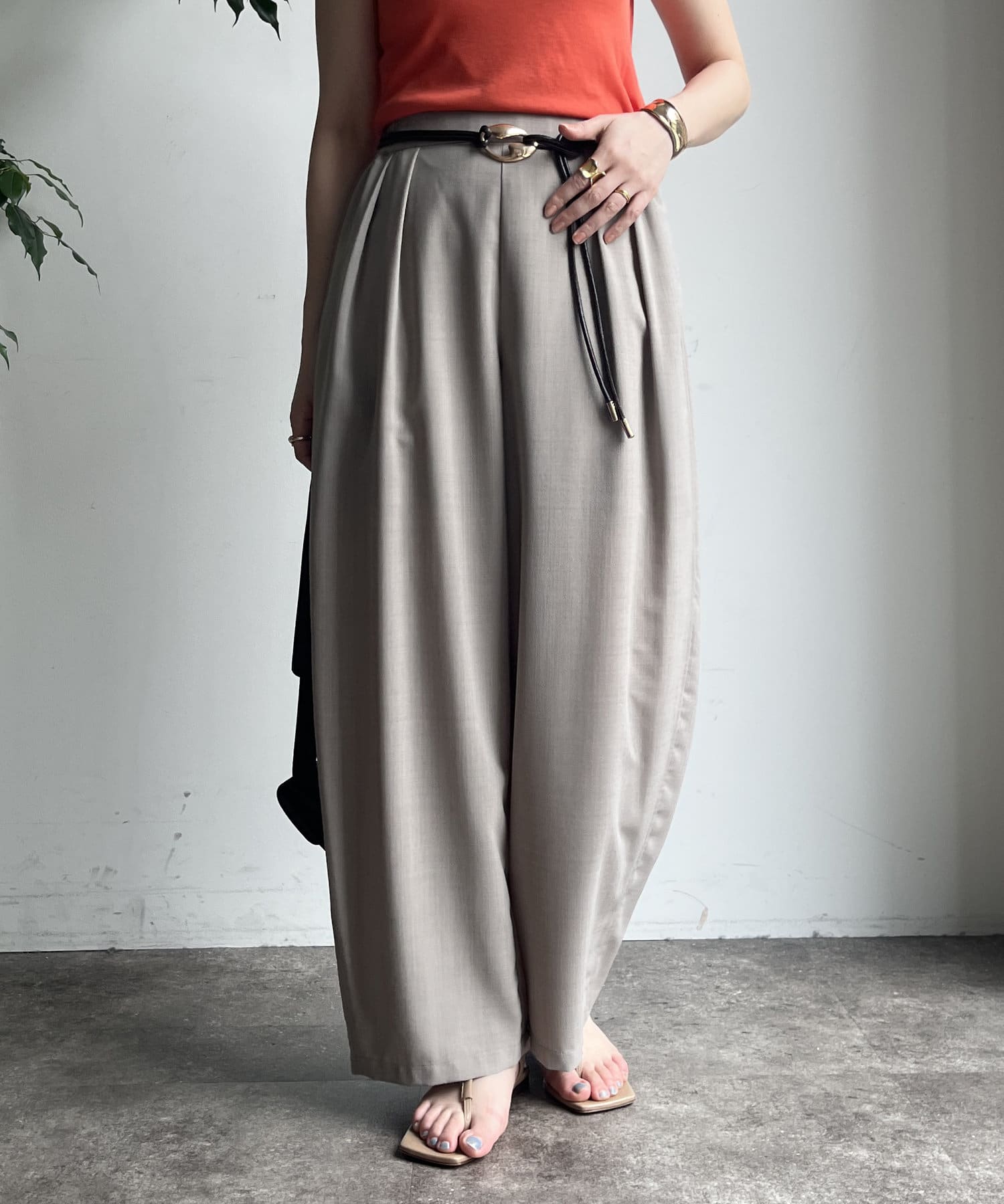 2025 SPRING & SUMMER ITEM■WEB限定！旬のスタイルが完成。大人のためのボリュームタックパンツ美しいシルエットと快適な着心地を両立させた、主役級のボリュームタックパンツ