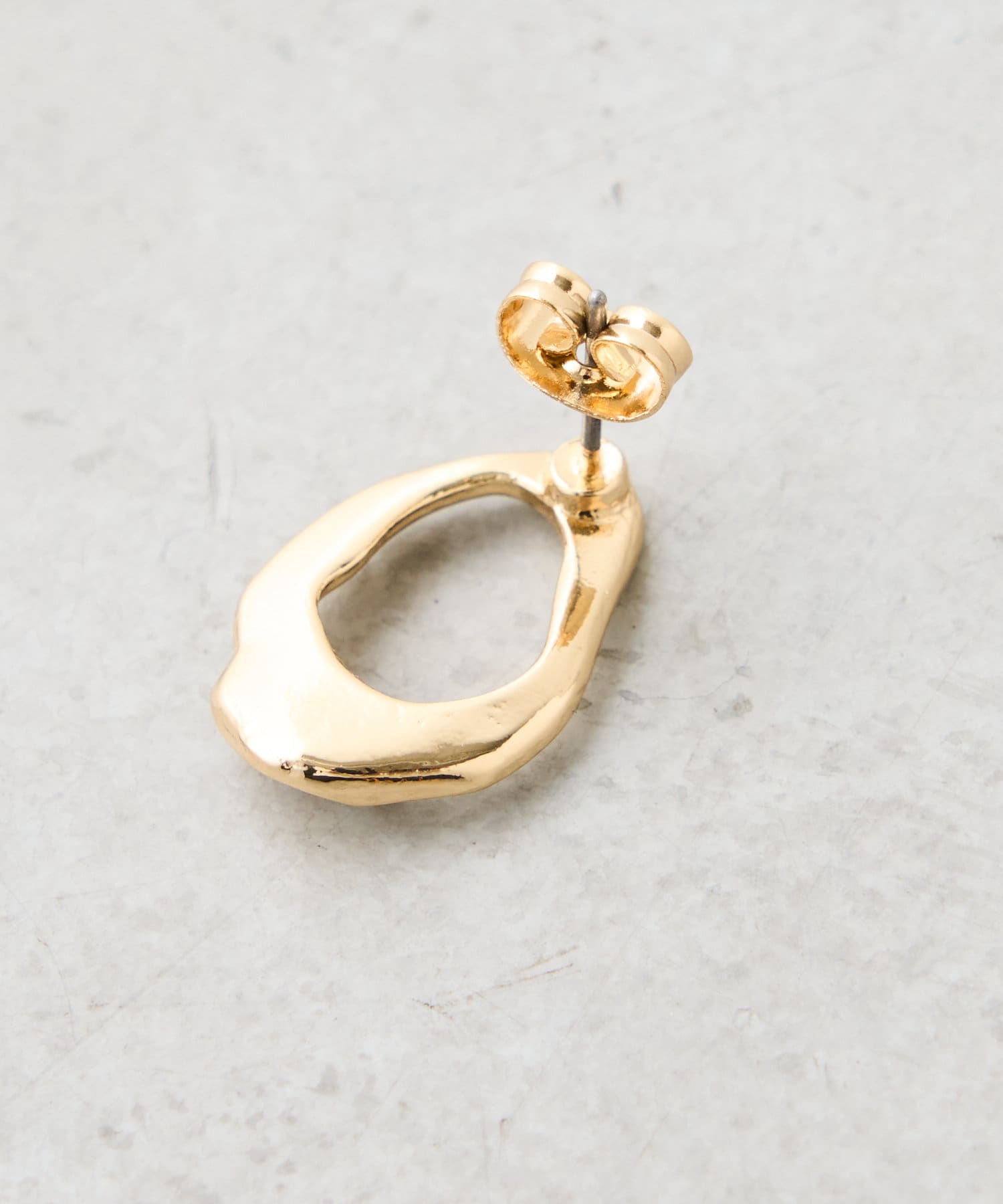 Jena　espace merveilleux(ジェナ　エスパスメルヴェイユ) 3粒パールオーバルピアス