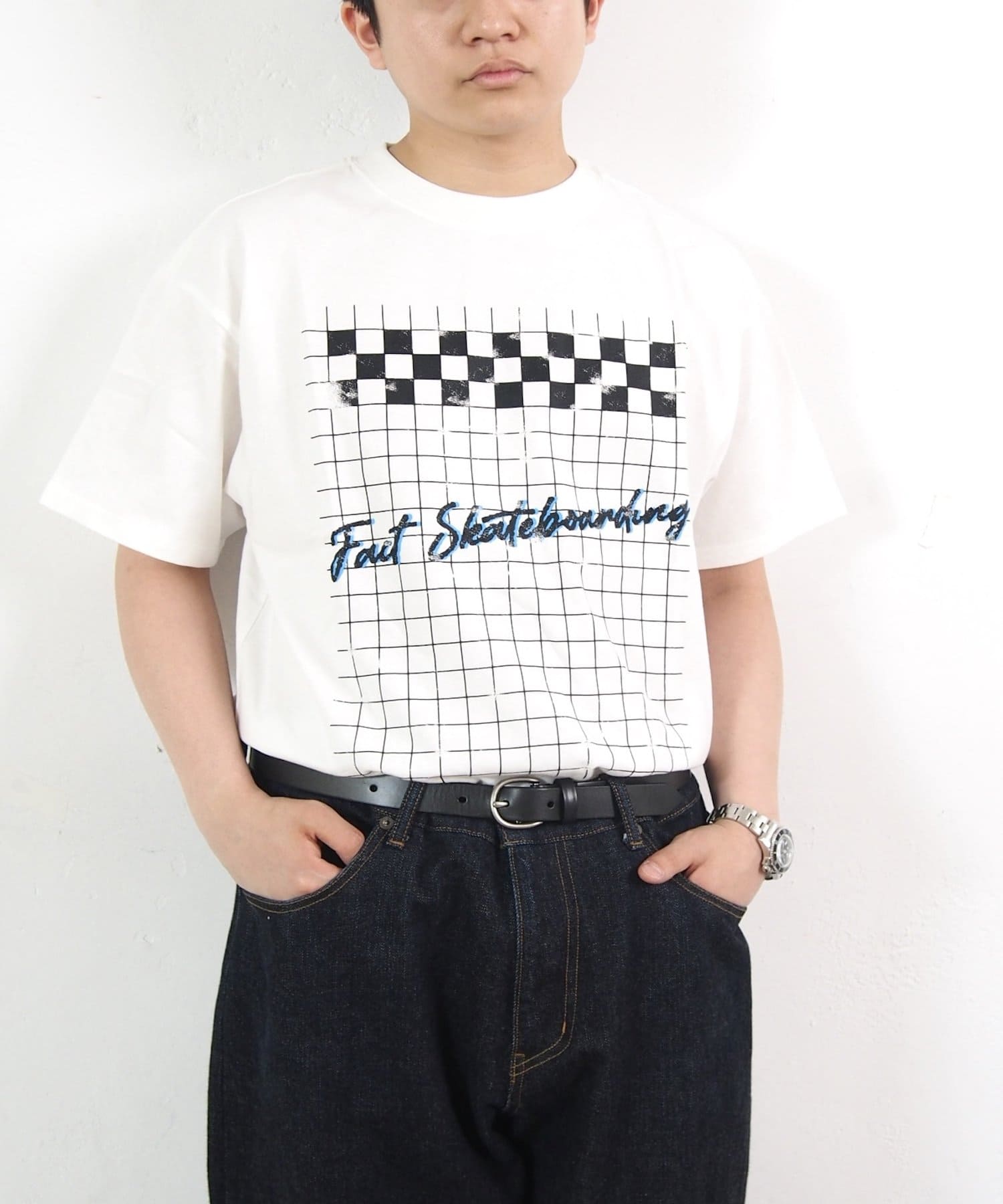 ■デザインヴィンテージのTシャツのような風合いを再現するため、ピグメント加工と擦れプリントを採用しこなれた雰囲気に仕上げています。プリントはトレンドのパンクファッションから認知されているチェッカーとロ