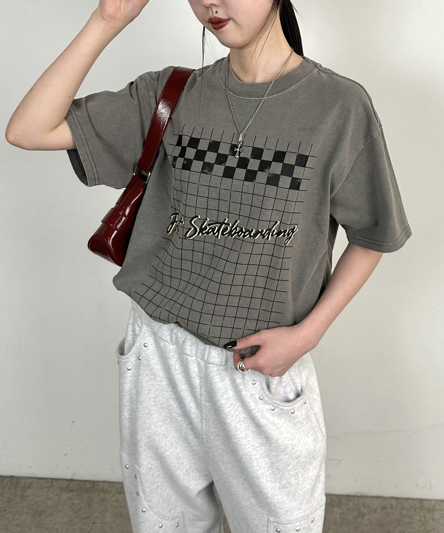 ■デザインヴィンテージのTシャツのような風合いを再現するため、ピグメント加工と擦れプリントを採用しこなれた雰囲気に仕上げています。プリントはトレンドのパンクファッションから認知されているチェッカーとロ