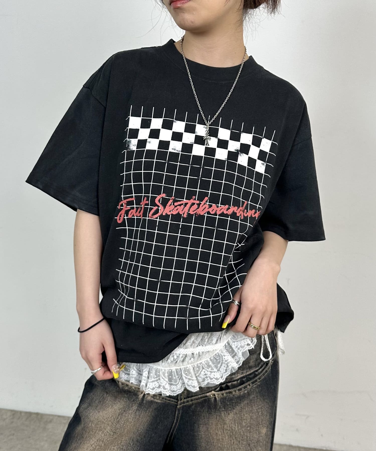 ■デザインヴィンテージのTシャツのような風合いを再現するため、ピグメント加工と擦れプリントを採用しこなれた雰囲気に仕上げています。プリントはトレンドのパンクファッションから認知されているチェッカーとロ