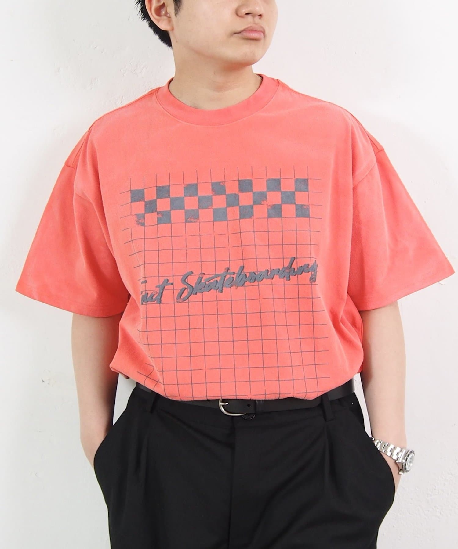 ■デザインヴィンテージのTシャツのような風合いを再現するため、ピグメント加工と擦れプリントを採用しこなれた雰囲気に仕上げています。プリントはトレンドのパンクファッションから認知されているチェッカーとロ