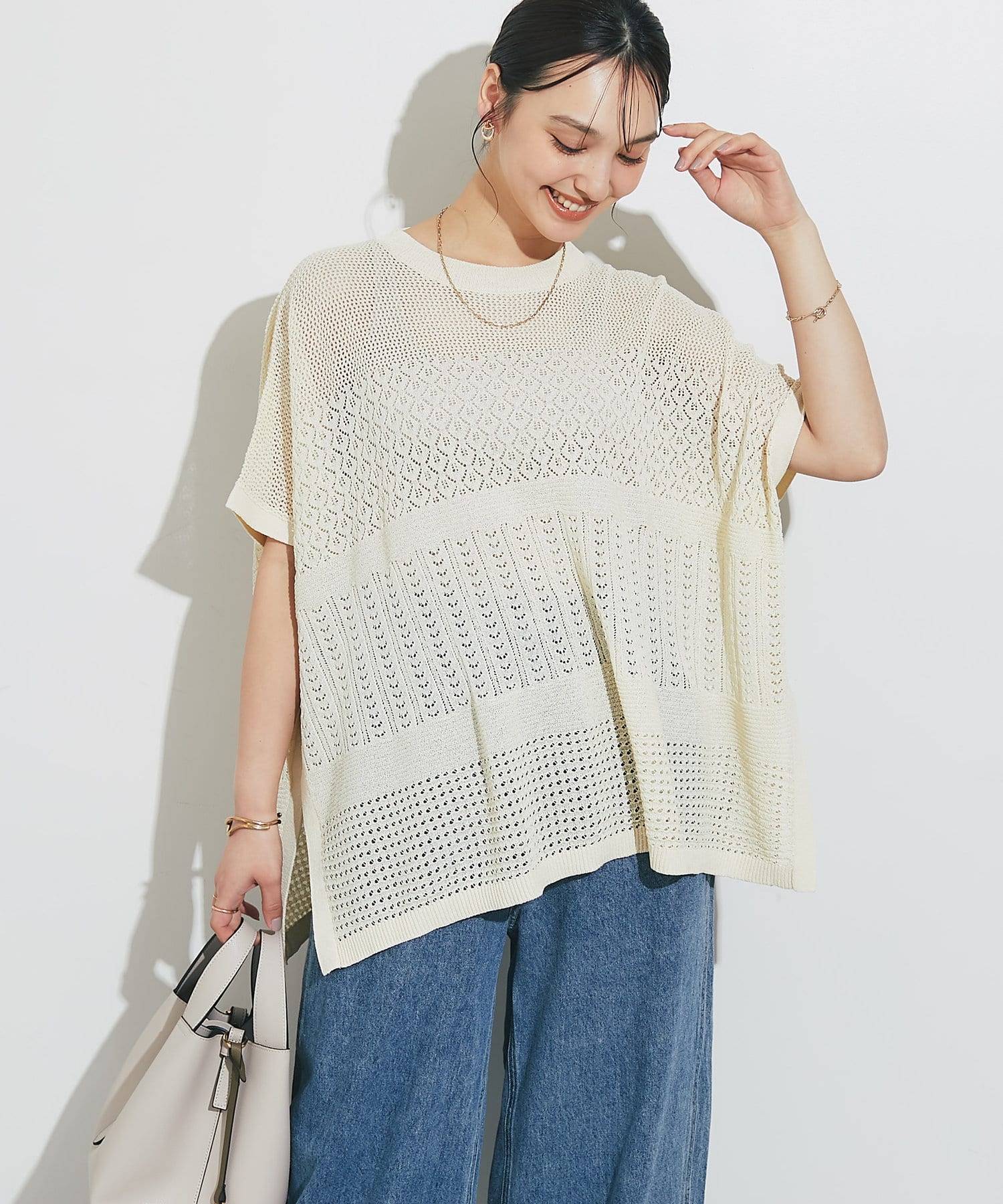 【商品ポイント】・繊細な編み地の魅力な大人の女性のための抜け感ニットトップス・ポリエステル100％の軽くて柔らかな着心地は、暑い日でも快適に過ごせます。・身体に優しくフィットしながらも、ゆったりとした
