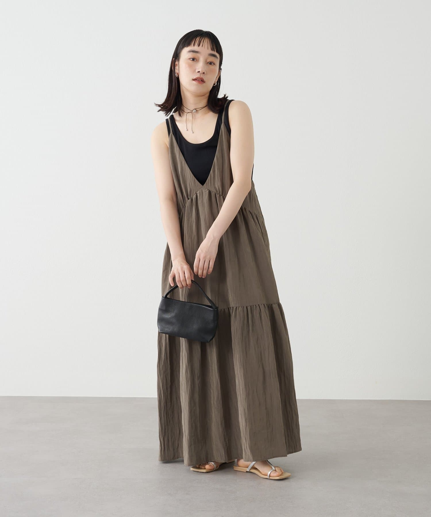 ご好評につき新色ブラウンが登場！春先から夏まで、幅広いシーンで着回せるキャミワンピース・着回し力に優れ、さらっとした着心地のキャミワンピース。・深めのVネックデザインなので、大人に着こなせる一枚です。