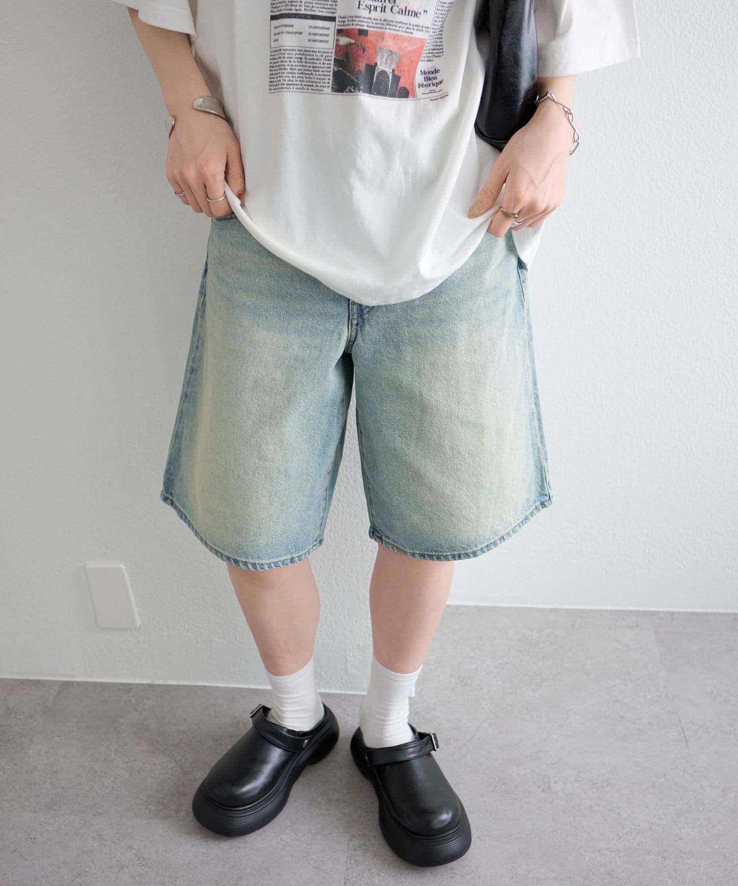 トレンド感溢れるデニムハーフパンツ●デザイン古着のような風合いのある色落ち加工が、こなれ感を演出。カジュアルながらも、どこか上品な雰囲気でコーデのおしゃれ度をグッと高めてくれます！ゆったりとしたワイド