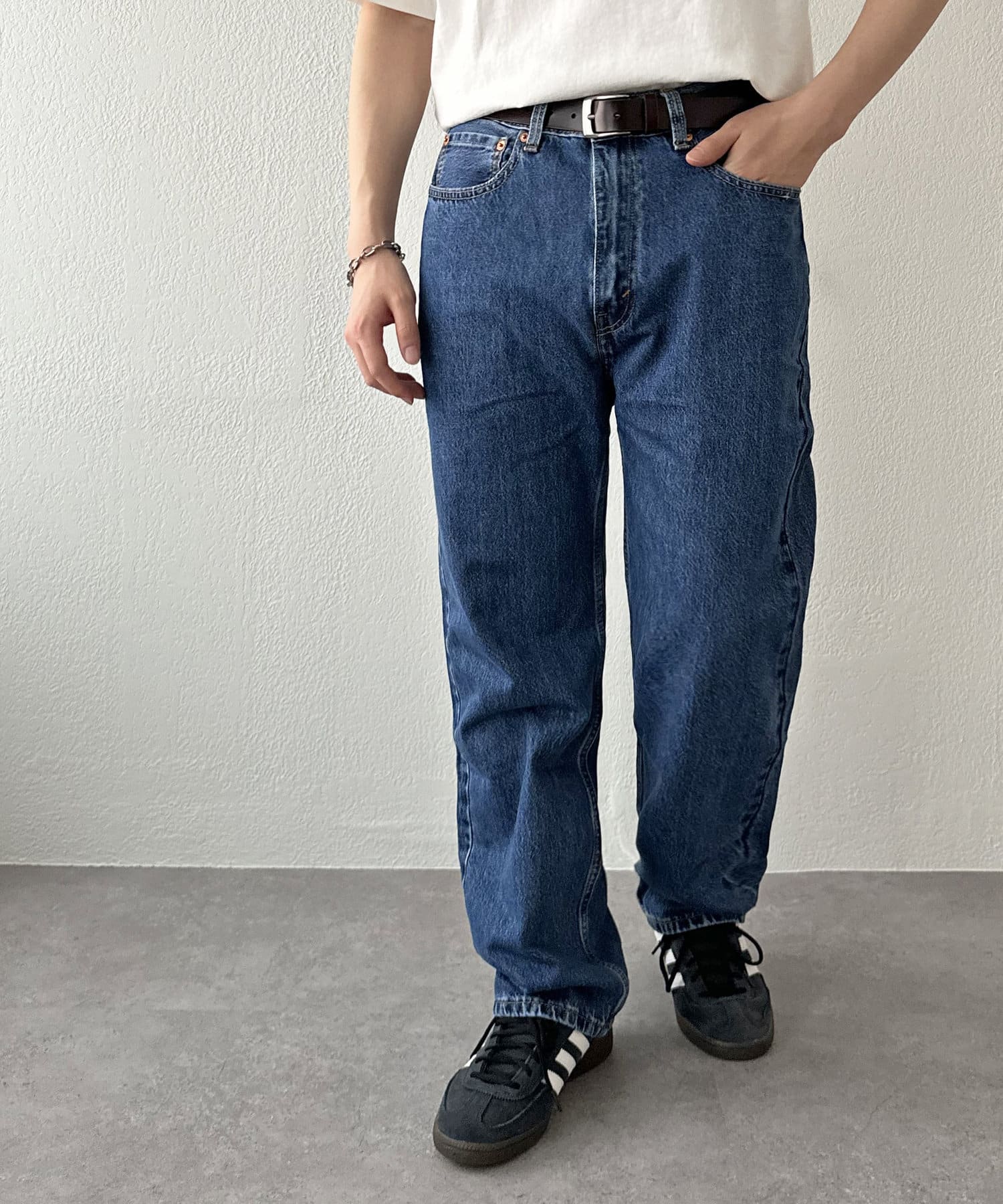 どんなトップスとも相性抜群な定番デニム！●デザイン太ももから裾にかけてストンと落ちる形がすっきり見えする、バランス感が魅力的なデニムパンツ。全体的にややゆったりとしているので、足のラインを拾いすぎない