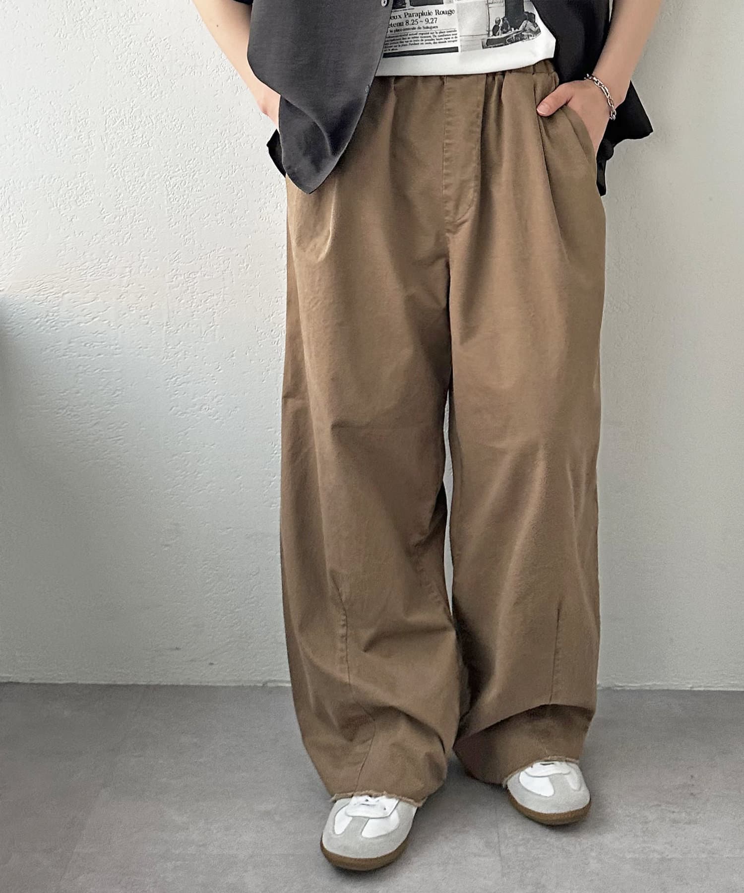 トレンド感満載のゆったりシルエットが魅力のカーブパンツ●デザイン裾にかけて緩やかにカーブするラインが、足元に程よいボリュームを与えます。ウエストはフロントにタックが入っており、腰回りをカバーしつつより