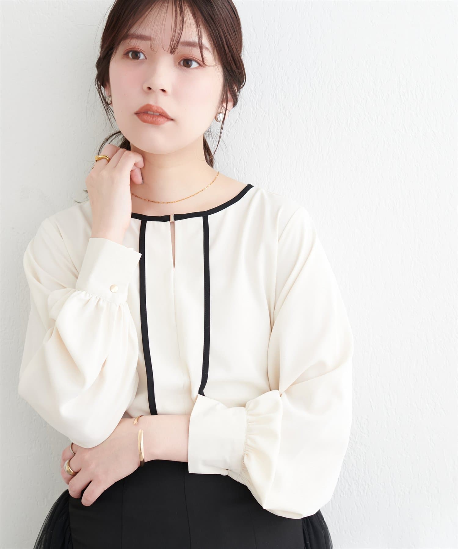 メタルホック付き配色パイピングブラウス | natural couture