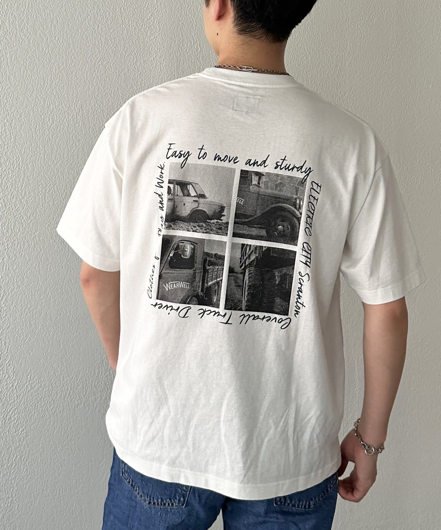 後ろ姿で差をつけられるバックプリントフォトTシャツ！●デザインバックスタイルに施された4分割のフォトプリントが印象的なTシャツ。モノトーン調の写真がヴィンテージ感を演出し、英字の手書き風ロゴがこなれた
