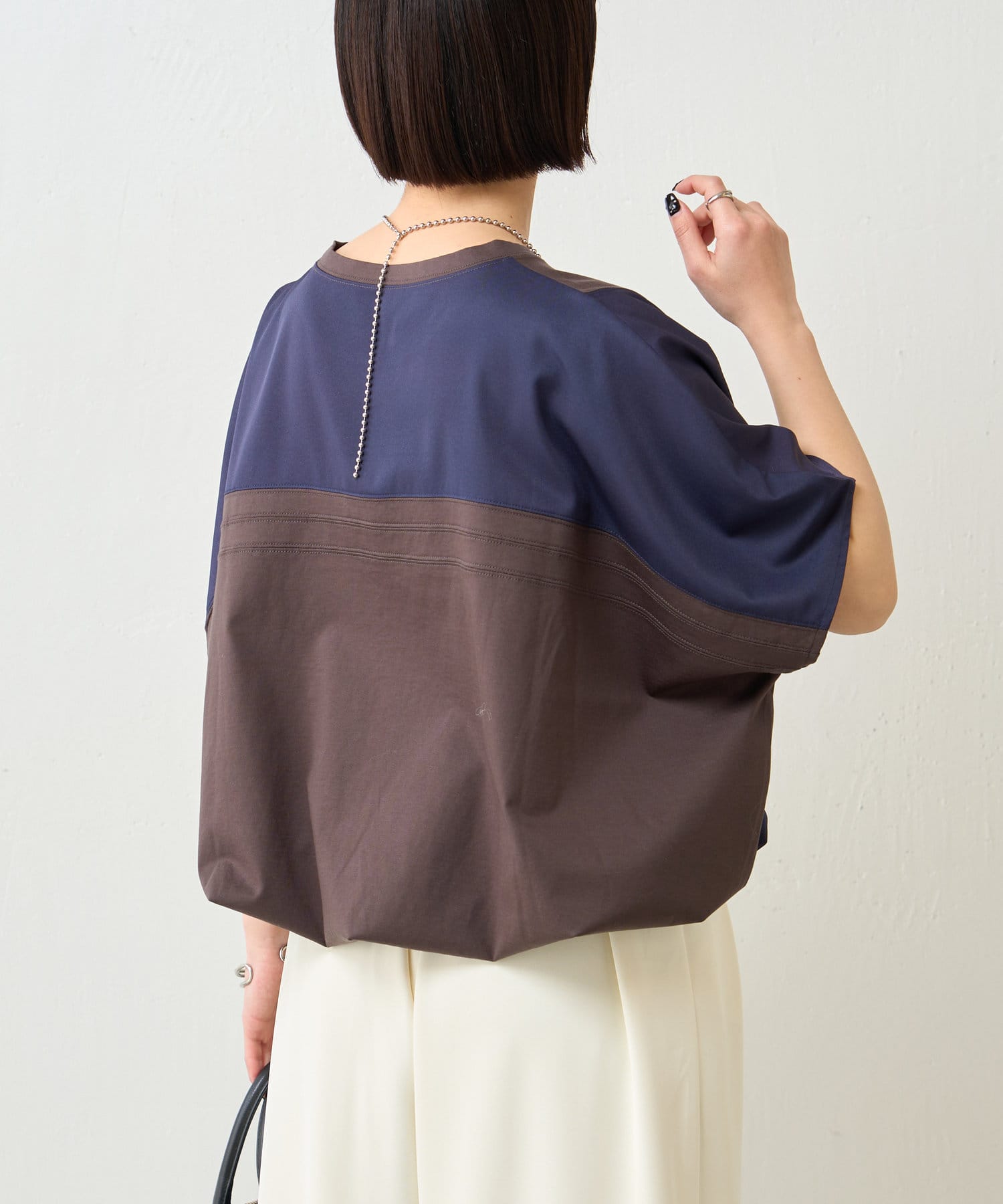 Jena　espace merveilleux(ジェナ　エスパスメルヴェイユ) 【大人女性のためのバイカラーTシャツ】バックラインドロストカットソー