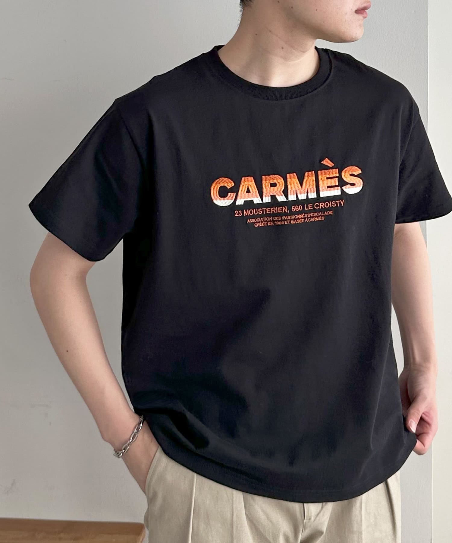 1枚で決まる。刺繍で差がつくロゴTシャツ。●デザインロゴを立体感のあるグラデーション刺繍で表現し、シンプルな中にも個性をプラス。どのカラーも刺繍の色味が絶妙にマッチしていて、コーデのアクセントにぴった